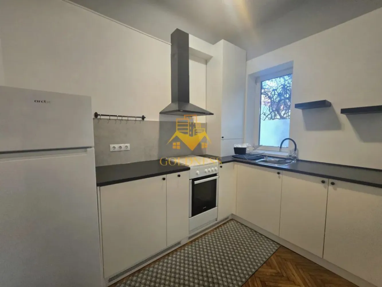 2 camere decomandate, Horea, Semicentral, AC, Gara - GOLDNESS Imobiliare vă propune spre închiriere un apartament cu 2 camere complet mobilat și utilat, la parterul unei case, în zona Garii. Apartamentul este compartimentat astfel: - dormitor cu pat matrimonial, dressing, noptiere - living cu canapea extensibla, loc de servit masa, comoda, TV - bucatarie complet mobilata si utilata. - baie cu cabina de dus, calorifer port prosop inox și dulap pentru depozitare. Imobilul este dotat cu toate cele necesare- centrală proprie, mașină de spălat haine, frigider, plită electrică, hotă, TV, etc. Se află în apropierea stațiilor de transport în comun, magazine, restaurante, spații verzi, farmacii, etc. Posibilitatea de parcare in zona! Dacă sunteți interesați de acest apartament și doriți să îl vizionați, dar și pentru alte oferte sau detalii nu ezitați să ne contactați telefonic sau prin e-mail - goldnessimobiliare@gmail.com. Vă stăm la dispoziție! Pentru intermediere se percepe un comision de 50% din prețul chiriei! }}