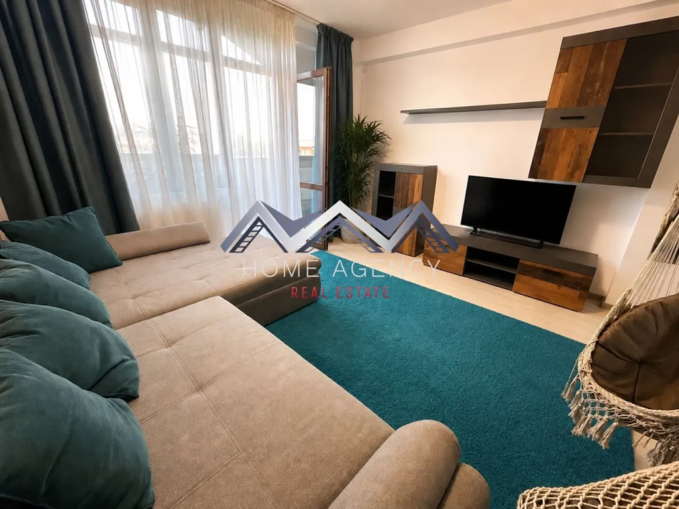 Apartament 2 camere - Vă propunem, spre vânzare, un apartament cu 2 camere, situat într-un imobil construit în anul 2008, în apropierea noului centru al orașului Otopeni, într-o zonă care oferă acces rapid la facilitățile de zi cu zi și la transportul public.

Unul dintre punctele forte ale proprietății este compartimentarea. Bucătăria este închisă, holul dispune de spații de depozitare, iar fiecare cameră are acces către un balcon. Livingul beneficiază de balcon propriu, iar dormitorul și bucătăria comunică cu un balcon lung, împărțit în două zone printr-o ușă, o soluție practică pentru organizarea spațiului.

Apartamentul se vinde mobilat și utilat, fiind pregătit pentru mutare imediată. Amenajarea actuală oferă confort și funcționalitate, iar viitorul proprietar o poate personaliza în timp, în funcție de propriul stil, buget și preferințe.

Este situat la etajul 3/3 mansardat. Un detaliu important este faptul că deasupra apartamentului există placă din beton turnată și acces în pod, un avantaj atât din perspectiva confortului, cât și a spațiului suplimentar de depozitare.

Orientarea spre Sud pentru dormitor și bucătărie, respectiv Est pentru living, oferă lumină naturală pe tot parcursul zilei, în funcție de fiecare încăpere.

Zona reprezintă un alt argument în favoarea proprietății. În câteva minute de mers pe jos ai acces la Mega Image Non-Stop, Lidl, restaurante, farmacii, magazine și viitoarea galerie Kaufland. Stația de autobuz Linia Albastră se află la un minut de mers pe jos, astfel încât multe dintre deplasările zilnice pot fi făcute fără a depinde exclusiv de mașină.

Considerăm că apartamentul se potrivește atât celor care caută o locuință pentru uz propriu, cât și celor interesați de o investiție într-o zonă aflată în continuă dezvoltare, unde cererea pentru închiriere și cumpărare se menține ridicată.

Notă: Pentru protejarea intimității proprietarilor, fotografiile au fost prelucrate prin eliminarea obiectelor personale, fără a modifica compartimentarea sau caracteristicile proprietății. Pentru mai multe detalii despre apartament și pentru a stabili dacă se potrivește cerințelor dumneavoastră, vă invităm să ne contactați telefonic.