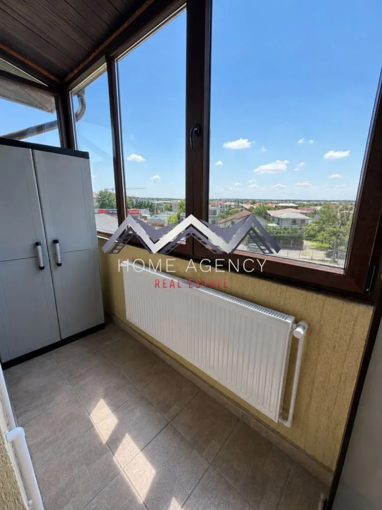 Apartament 2 camere - Vă propunem, spre vânzare, un apartament cu 2 camere, situat într-un imobil construit în anul 2008, în apropierea noului centru al orașului Otopeni, într-o zonă care oferă acces rapid la facilitățile de zi cu zi și la transportul public.

Unul dintre punctele forte ale proprietății este compartimentarea. Bucătăria este închisă, holul dispune de spații de depozitare, iar fiecare cameră are acces către un balcon. Livingul beneficiază de balcon propriu, iar dormitorul și bucătăria comunică cu un balcon lung, împărțit în două zone printr-o ușă, o soluție practică pentru organizarea spațiului.

Apartamentul se vinde mobilat și utilat, fiind pregătit pentru mutare imediată. Amenajarea actuală oferă confort și funcționalitate, iar viitorul proprietar o poate personaliza în timp, în funcție de propriul stil, buget și preferințe.

Este situat la etajul 3/3 mansardat. Un detaliu important este faptul că deasupra apartamentului există placă din beton turnată și acces în pod, un avantaj atât din perspectiva confortului, cât și a spațiului suplimentar de depozitare.

Orientarea spre Sud pentru dormitor și bucătărie, respectiv Est pentru living, oferă lumină naturală pe tot parcursul zilei, în funcție de fiecare încăpere.

Zona reprezintă un alt argument în favoarea proprietății. În câteva minute de mers pe jos ai acces la Mega Image Non-Stop, Lidl, restaurante, farmacii, magazine și viitoarea galerie Kaufland. Stația de autobuz Linia Albastră se află la un minut de mers pe jos, astfel încât multe dintre deplasările zilnice pot fi făcute fără a depinde exclusiv de mașină.

Considerăm că apartamentul se potrivește atât celor care caută o locuință pentru uz propriu, cât și celor interesați de o investiție într-o zonă aflată în continuă dezvoltare, unde cererea pentru închiriere și cumpărare se menține ridicată.

Notă: Pentru protejarea intimității proprietarilor, fotografiile au fost prelucrate prin eliminarea obiectelor personale, fără a modifica compartimentarea sau caracteristicile proprietății. Pentru mai multe detalii despre apartament și pentru a stabili dacă se potrivește cerințelor dumneavoastră, vă invităm să ne contactați telefonic.