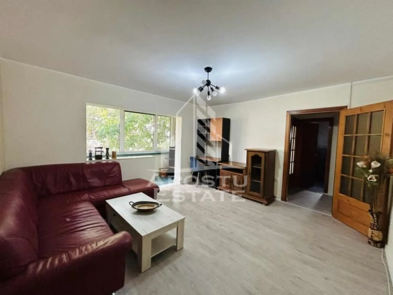Apartament cu 3 camere in Complexul Studentesc - Apostu Estate va ofera spre vânzare apartament cu 3 camere, ultraspatios, in zona complexul Studențesc la doar 15 minute de mers pe jos de Piata Operei.
 Apartament este la etaj 4 cu suprafata de 75 MP2 compartimentat astfel:
- 1 Bucatarie, 1 living, 2 Dormitoare, 2 bai, 2 balcoane, 2 holuri carea dispun de spatii de depozitare.
Apartamentul prezinta amenajari moderne precum: gresie si faianta, aer conditionat, tamplarie exterioara din PVC cu geam termopan.
 Confortul termic se realizeaza prin intermediul incalzirii cu centrala proprie pe gaz cu calorifere.
Se vinde complet mobilat si utilat + electrocasnice ( AC , masina de spalat, 1 televizor, hota). Apartamentul dispune de vedere panoramica asupra orasului.
Se accepta variante de creditare ,pentru mai multe informații vă stăm la dispoziție telefonic!
 Va așteptăm cu drag la o vizionare!