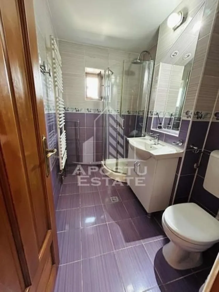 Apartament cu 3 camere in Complexul Studentesc - Apostu Estate va ofera spre vânzare apartament cu 3 camere, ultraspatios, in zona complexul Studențesc la doar 15 minute de mers pe jos de Piata Operei.
 Apartament este la etaj 4 cu suprafata de 75 MP2 compartimentat astfel:
- 1 Bucatarie, 1 living, 2 Dormitoare, 2 bai, 2 balcoane, 2 holuri carea dispun de spatii de depozitare.
Apartamentul prezinta amenajari moderne precum: gresie si faianta, aer conditionat, tamplarie exterioara din PVC cu geam termopan.
 Confortul termic se realizeaza prin intermediul incalzirii cu centrala proprie pe gaz cu calorifere.
Se vinde complet mobilat si utilat + electrocasnice ( AC , masina de spalat, 1 televizor, hota). Apartamentul dispune de vedere panoramica asupra orasului.
Se accepta variante de creditare ,pentru mai multe informații vă stăm la dispoziție telefonic!
 Va așteptăm cu drag la o vizionare!