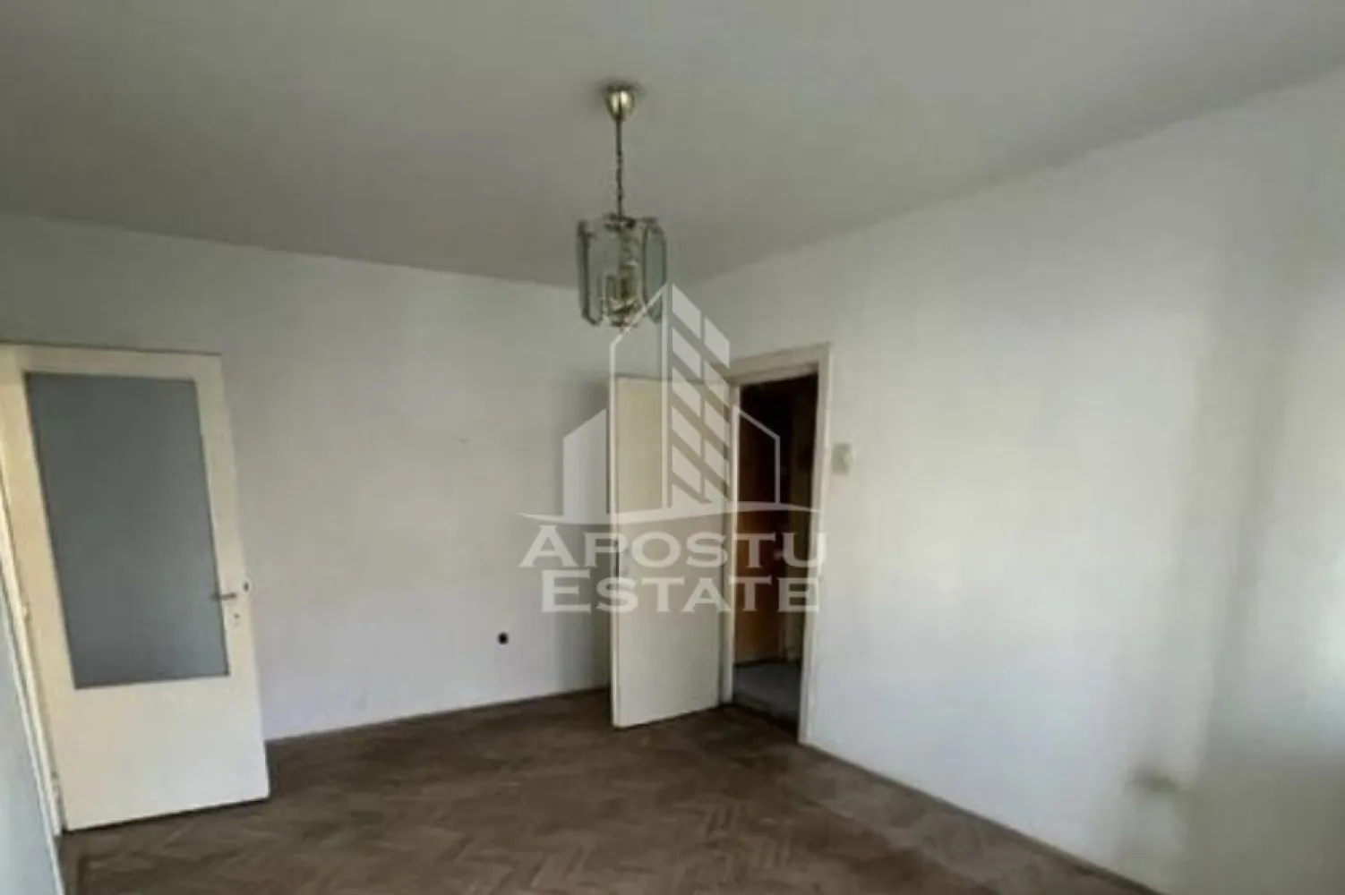 Apartament 2 camere, 55 mp + boxă, Complex Studențesc /Sala Olimpia - Apostu Estate va oferă spre vânzare apartament cu 2 camere și boxă în Complexul Studențesc 
Suprafață utilă: aprox. 55 mp
Boxă proprie: 2 mp
Bloc cu lift modernizat / schimbat recent
Bloc izolat termic
Exterior îngrijit
Structură: ciment / oțel-beton

Suprafață utilă conform releveu: 53,4 mp
Logie închisă și izolată: 3,6 mp
Suprafață totală folosibilă: 57 mp

Compartimentare:

hol: 5,1 mp
bucătărie: 8,1 mp
living: 17,3 mp
dormitor: 15,6 mp
hol secundar: 2 mp
baie: 3,3 mp
logie închisă și izolată: 3,6 mp
boxă: 2 mp

Dotări / lucrări deja făcute:

centrală nouă Vaillant, nefolosită
calorifere noi, nefolosite
geamuri termopan
logie închisă și izolată
bloc izolat termic
exterior îngrijit
lift modernizat / schimbat recent
scară luminoasă
țevi comune recent înlocuite
pluvială recent înlocuită
parchet existent cu posibilitate de recondiționare.

Alte detalii:

mobilierul rămas în apartament se eliberează de către proprietar

Avantaje zonă:

parcare facilă atât în fața, cât și în spatele blocului
zonă verde generoasă până la intrarea în bloc, cu efect de retragere față de zgomotul stradal
intimitate mai bună față de stradă .
 Vă așteptăm cu drag la o vizionare!cu mai multe detalii vă stăm la diapoziti telefonic .