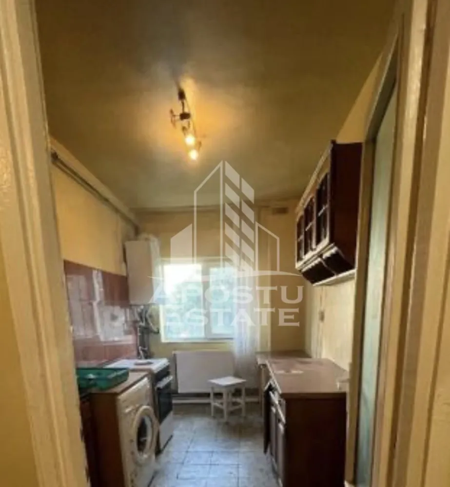 Apartament 2 camere, 55 mp + boxă, Complex Studențesc /Sala Olimpia - Apostu Estate va oferă spre vânzare apartament cu 2 camere și boxă în Complexul Studențesc 
Suprafață utilă: aprox. 55 mp
Boxă proprie: 2 mp
Bloc cu lift modernizat / schimbat recent
Bloc izolat termic
Exterior îngrijit
Structură: ciment / oțel-beton

Suprafață utilă conform releveu: 53,4 mp
Logie închisă și izolată: 3,6 mp
Suprafață totală folosibilă: 57 mp

Compartimentare:

hol: 5,1 mp
bucătărie: 8,1 mp
living: 17,3 mp
dormitor: 15,6 mp
hol secundar: 2 mp
baie: 3,3 mp
logie închisă și izolată: 3,6 mp
boxă: 2 mp

Dotări / lucrări deja făcute:

centrală nouă Vaillant, nefolosită
calorifere noi, nefolosite
geamuri termopan
logie închisă și izolată
bloc izolat termic
exterior îngrijit
lift modernizat / schimbat recent
scară luminoasă
țevi comune recent înlocuite
pluvială recent înlocuită
parchet existent cu posibilitate de recondiționare.

Alte detalii:

mobilierul rămas în apartament se eliberează de către proprietar

Avantaje zonă:

parcare facilă atât în fața, cât și în spatele blocului
zonă verde generoasă până la intrarea în bloc, cu efect de retragere față de zgomotul stradal
intimitate mai bună față de stradă .
 Vă așteptăm cu drag la o vizionare!cu mai multe detalii vă stăm la diapoziti telefonic .