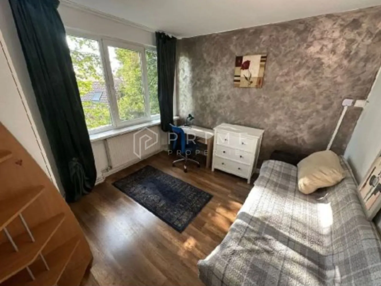 DE ÎNCHIRIAT: Apartament cu 2 camere, complet utilat - Vă propunem spre închiriere un apartament cu 2 camere, complet mobilat și echipat, situat într-o zonă excelentă și foarte căutată din Târgu Mureș, în imediata apropiere a Bulevardului Cetății. Proprietatea se află la o distanță de aproximativ 10 minute de mers pe jos de universitatea UMFST, fiind o opțiune ideală pentru studenți, cadre medicale sau tineri profesioniști.

Locuința dispune de toate utilitățile necesare unui stil de viață modern și confortabil, spațiul fiind optimizat pentru a oferi funcționalitate deplină.

Dotări și Avantaje:
Complet mobilat și utilat: Pregătit în totalitate pentru o mutare rapidă, fără alte investiții din partea viitorului locatar.
Localizare strategică: Acces extrem de facil către universitate, zone verzi, restaurante, cafenele și mijloace de transport în comun.
Liniște și confort: Situat într-un perimetru aerisit, aproape de principalele puncte de interes ale orașului.
Politica locuinței:
Proprietatea se adresează exclusiv persoanelor care nu dețin animale de companie.
Disponibilitate imediată (gata de mutare din luna Iulie).

Condiții Financiare
Preț chirie: 480 EUR / lună
Garanție: Se percepe avansul pe o lună de chirie
Comision agenție: 50% din valoarea primei luni de chirie (se achită o singură dată, la semnarea contractului)

Promisiunea Prime Properties
La Prime Properties, vă oferim siguranță, transparență și servicii impecabile pe tot parcursul drumului către casa ideală. Dacă această proprietate nu corespunde în totalitate nevoilor dumneavoastră, lăsați-ne să găsim împreună alternativa potrivită stilului dumneavoastră de viață.

💬 Pentru detalii suplimentare și programarea unei vizionări private, vă invităm să ne contactați prin mesaj privat.