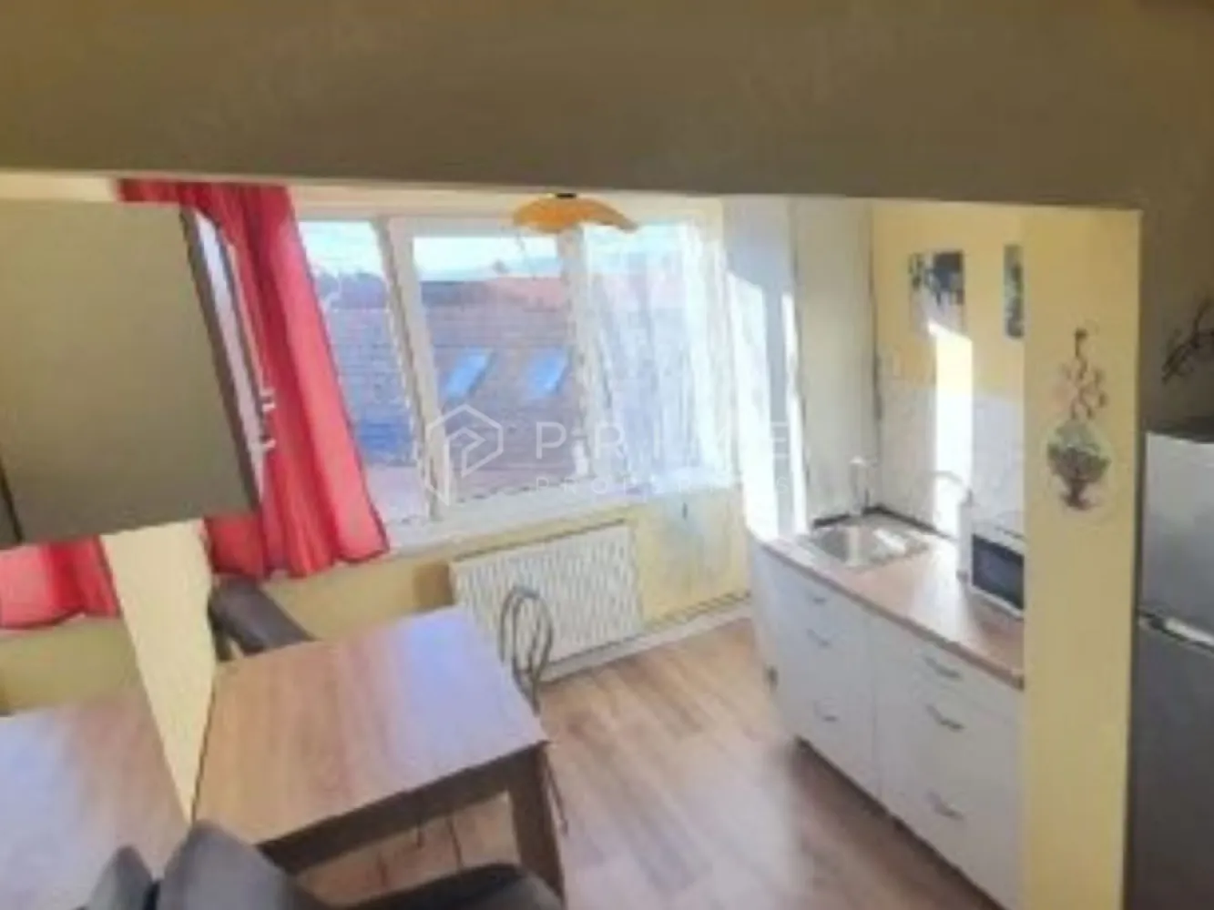 DE ÎNCHIRIAT: Apartament cu 2 camere, complet utilat - Vă propunem spre închiriere un apartament cu 2 camere, complet mobilat și echipat, situat într-o zonă excelentă și foarte căutată din Târgu Mureș, în imediata apropiere a Bulevardului Cetății. Proprietatea se află la o distanță de aproximativ 10 minute de mers pe jos de universitatea UMFST, fiind o opțiune ideală pentru studenți, cadre medicale sau tineri profesioniști.

Locuința dispune de toate utilitățile necesare unui stil de viață modern și confortabil, spațiul fiind optimizat pentru a oferi funcționalitate deplină.

Dotări și Avantaje:
Complet mobilat și utilat: Pregătit în totalitate pentru o mutare rapidă, fără alte investiții din partea viitorului locatar.
Localizare strategică: Acces extrem de facil către universitate, zone verzi, restaurante, cafenele și mijloace de transport în comun.
Liniște și confort: Situat într-un perimetru aerisit, aproape de principalele puncte de interes ale orașului.
Politica locuinței:
Proprietatea se adresează exclusiv persoanelor care nu dețin animale de companie.
Disponibilitate imediată (gata de mutare din luna Iulie).

Condiții Financiare
Preț chirie: 480 EUR / lună
Garanție: Se percepe avansul pe o lună de chirie
Comision agenție: 50% din valoarea primei luni de chirie (se achită o singură dată, la semnarea contractului)

Promisiunea Prime Properties
La Prime Properties, vă oferim siguranță, transparență și servicii impecabile pe tot parcursul drumului către casa ideală. Dacă această proprietate nu corespunde în totalitate nevoilor dumneavoastră, lăsați-ne să găsim împreună alternativa potrivită stilului dumneavoastră de viață.

💬 Pentru detalii suplimentare și programarea unei vizionări private, vă invităm să ne contactați prin mesaj privat.