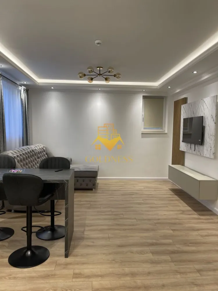 2 camere, Premium, bloc nou, parcare, Intre Lacuri, Dunarii Zona Iulis - GOLDNESS Imobiliare vă propune spre închiriere un apartament cu 2 camere complet mobilat și utilat, la parter într-un imobil de 3 etaje, în Cartierul Intre Lacuri. Dispune de loc de parcare! Se află în apropierea stațiilor de transport în comun, magazine, restaurante, spații verzi, farmacii, etc. Apartamentul este compartimentat astfel: - dormitor cu pat matrimonial, dressing, noptiere - living cu bucatarie open space complet utilată și mobilată, canapea extensibilă, loc de servit masa - baie cu cabina de dus, calorifer port prosop și dulap pentru depozitare. Imobilul este dotat cu toate cele necesare- centrală proprie, frigider, aragaz, hotă, mașină de spălat haine, etc. Dacă sunteți interesați de acest apartament și doriți să îl vizionați, dar și pentru alte oferte nu ezitați să ne contactați telefonic sau prin e-mail. Vă stăm la dispoziție! Pentru intermediere se percepe un comision de 50% din prețul chiriei! }}