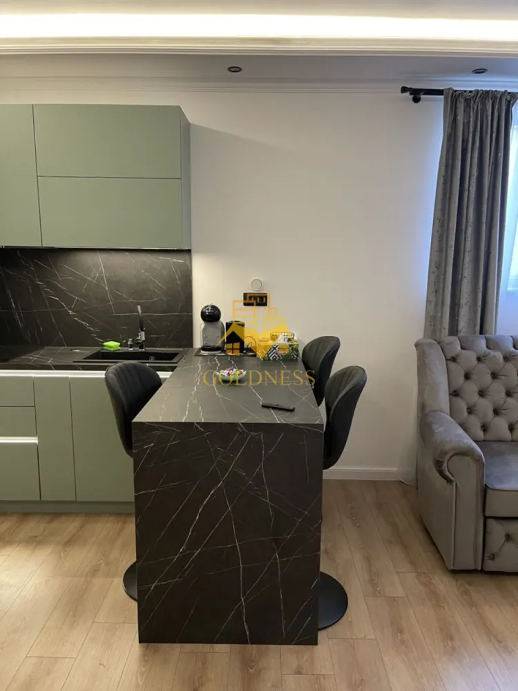 2 camere, Premium, bloc nou, parcare, Intre Lacuri, Dunarii Zona Iulis - GOLDNESS Imobiliare vă propune spre închiriere un apartament cu 2 camere complet mobilat și utilat, la parter într-un imobil de 3 etaje, în Cartierul Intre Lacuri. Dispune de loc de parcare! Se află în apropierea stațiilor de transport în comun, magazine, restaurante, spații verzi, farmacii, etc. Apartamentul este compartimentat astfel: - dormitor cu pat matrimonial, dressing, noptiere - living cu bucatarie open space complet utilată și mobilată, canapea extensibilă, loc de servit masa - baie cu cabina de dus, calorifer port prosop și dulap pentru depozitare. Imobilul este dotat cu toate cele necesare- centrală proprie, frigider, aragaz, hotă, mașină de spălat haine, etc. Dacă sunteți interesați de acest apartament și doriți să îl vizionați, dar și pentru alte oferte nu ezitați să ne contactați telefonic sau prin e-mail. Vă stăm la dispoziție! Pentru intermediere se percepe un comision de 50% din prețul chiriei! }}