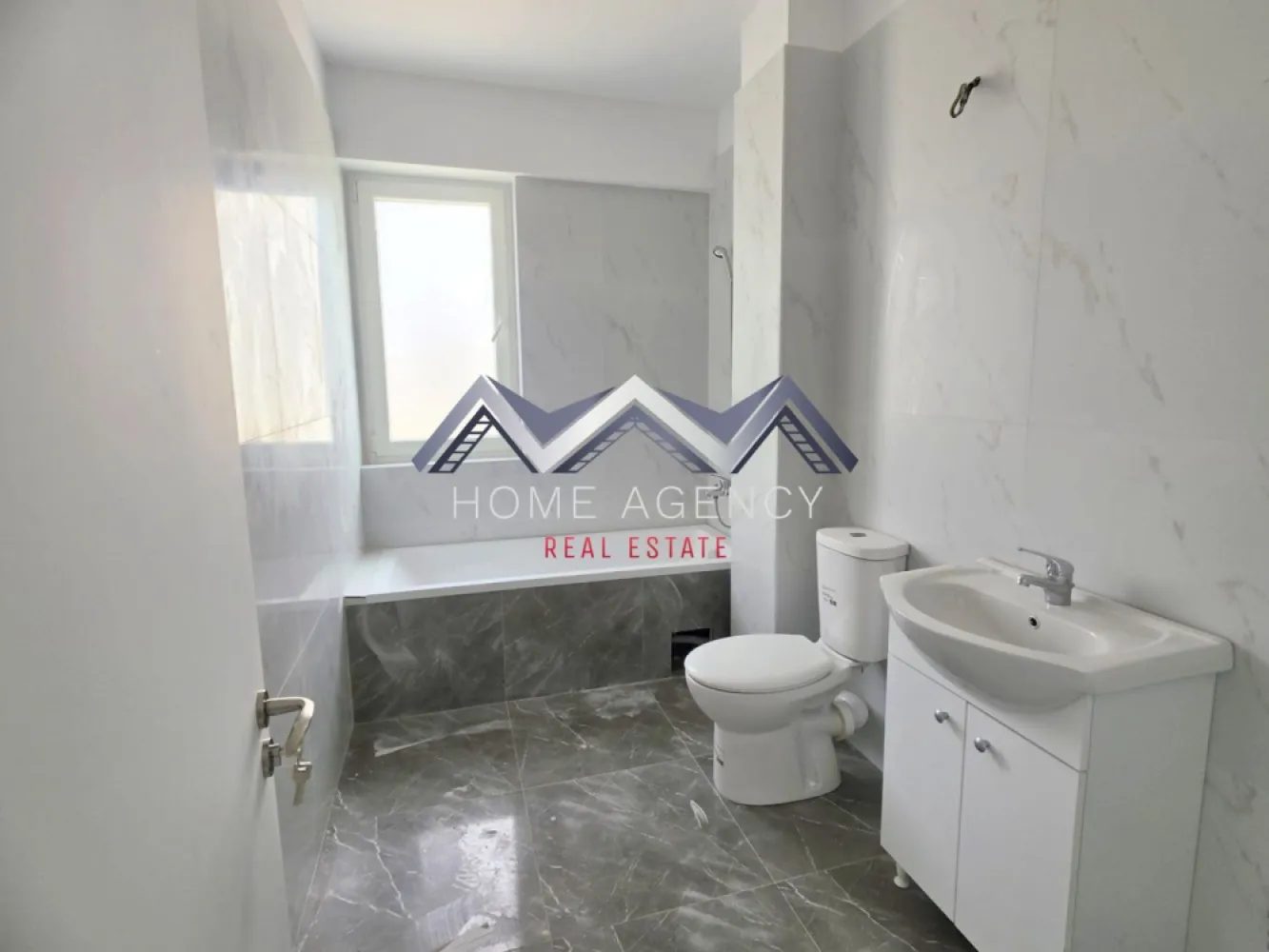 Apartament 2 camere Otopeni - bucătărie retrasă, parcare | preț final - Vă propunem, spre vânzare, un apartament cu 2 camere și bucătărie retrasă (se poate închide dacă se dorește), situat într-un ansamblu rezidențial nou din Otopeni, un proiect aflat în plină dezvoltare și conceput pentru confort, funcționalitate și un stil de viață echilibrat. Localizarea excelentă, cu acces rapid către DN1, Aeroport, Centură, București și către principalele puncte de interes din Nordul Capitalei, transformă această locuință într-o alegere potrivită atât pentru rezidență permanentă, cât și pentru investiție. Această variantă de compartimentare se remarcă printr-o organizare eficientă a spațiilor, oferind o bucătărie retrasă și complet separată de zona de zi. Holuri generoase permit integrarea unor spații suplimentare de depozitare, contribuind la un confort ridicat zi cu zi. Apartamentele se predau "la cheie", cu finisaje moderne incluse, astfel încât viitorii proprietari să se bucure de o locuință complet funcțională încă din prima zi. Baia este echipată cu gresie, faianță și obiecte sanitare, iar centrala termică proprie asigură independență și flexibilitate în gestionarea consumului. Fiecare unitate este proiectată pentru a oferi confort pe termen lung și un stil de viață echilibrat. Imobilul se predă racordat la toate utilitățile publice. Disponibilitate multiplă, inclusiv la demisol (preț mai avantajos). Prețul include un loc de parcare propriu, un avantaj ideal. Achiziția se face direct de la dezvoltator, cu comision zero, iar prețul afișat include TVA. Pentru planurile detaliate, informații complete despre compartimentare sau pentru programarea unei vizite pe șantier, echipa noastră de vânzări îți stă la dispoziție. Sună acum! }}