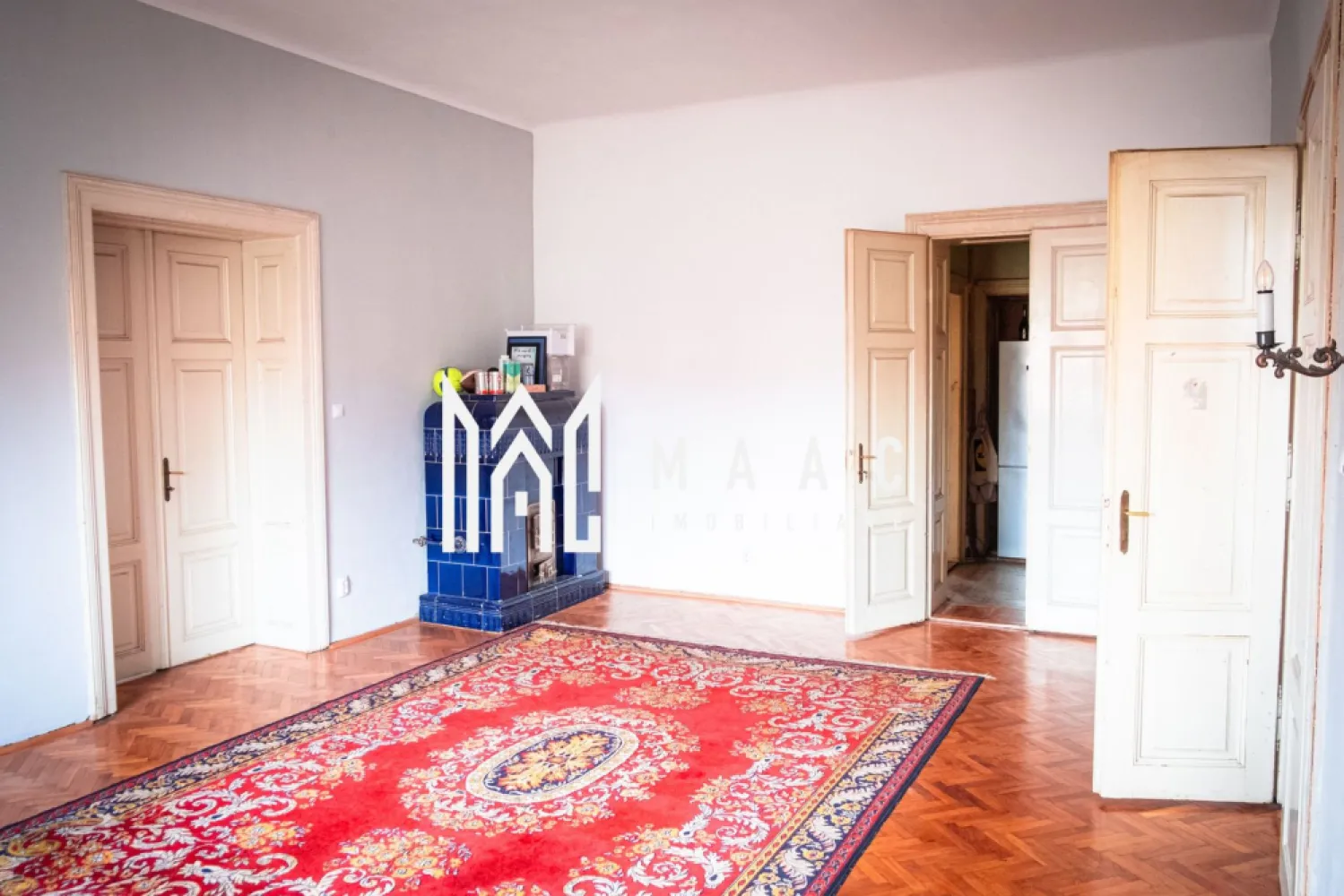 Apartament la Vila | 3 Camere | 150MPU | Parcare privata - MAAC Imobiliare vă propune spre vânzare un apartament spațios situat într-o casă,in zona de Piata Habermann , central , o proprietate rară prin dimensiuni, arhitectură și potențialul pe care îl oferă. Apartamentul este amplasat la etajul unei case solide din cărămidă, având o suprafață totală de aproximativ 150 mp, cu încăperi foarte generoase și tavane înalte de 3,65 m, caracteristice construcțiilor de calitate. Pereții interiori au o grosime de aproximativ 60 cm, oferind izolație fonică și termică excelentă. Compartimentare 3 camere foarte spațioase (29 mp, 35 mp și 29 mp) Bucătărie generoasă – 23 mp 2 băi – fiecare de aproximativ 8 mp Hol – 8 mp Terasă – 13 mp Spații și beneficii suplimentare Garaj propriu de 20 mp Intrare separată cu poartă proprie, independentă față de ceilalți vecini Pivniță compusă din două boxe (19 mp și 14 mp) plus spațiu suplimentar Pod generos cu suprafață de aproximativ 210 mp (amprenta casei), la care se aplică cota parte aferentă proprietății Curte și teren Imobilul este amplasat pe un teren total de 1.327 mp, iar apartamentul beneficiază de o cotă parte de 5/14 din proprietate, aplicabilă la curte, pod și pivniță. Caracteristici ale construcției Construcție integrală din cărămidă Tavane înalte – 3,65 m Uși interioare din lemn masiv, duble, cu înălțime de aproximativ 2,40 m Spații mari, luminoase și bine proporționate Această proprietate se remarcă prin dimensiuni rare pentru un apartament la casă, arhitectură solidă și multiple posibilități de valorificare: locuință de familie, sediu reprezentativ sau investiție imobiliară. Instalatia electrica, sanitara , gaz schimbate in urma cu 6 ani . Pentru a înțelege cu adevărat potențialul acestei proprietăți, vă invităm la o vizionare la fața locului, unde pot fi analizate planurile, documentația cadastrală și toate detaliile relevante. Pentru mai multe informații și programarea unei vizionări, vă rugăm să ne contactați menționând ID: CP2962089 }}