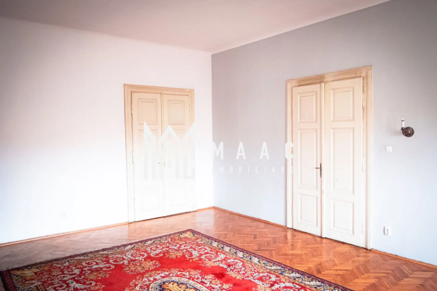 Apartament la Vila | 3 Camere | 150MPU | Parcare privata - MAAC Imobiliare vă propune spre vânzare un apartament spațios situat într-o casă,in zona de Piata Habermann , central , o proprietate rară prin dimensiuni, arhitectură și potențialul pe care îl oferă. Apartamentul este amplasat la etajul unei case solide din cărămidă, având o suprafață totală de aproximativ 150 mp, cu încăperi foarte generoase și tavane înalte de 3,65 m, caracteristice construcțiilor de calitate. Pereții interiori au o grosime de aproximativ 60 cm, oferind izolație fonică și termică excelentă. Compartimentare 3 camere foarte spațioase (29 mp, 35 mp și 29 mp) Bucătărie generoasă – 23 mp 2 băi – fiecare de aproximativ 8 mp Hol – 8 mp Terasă – 13 mp Spații și beneficii suplimentare Garaj propriu de 20 mp Intrare separată cu poartă proprie, independentă față de ceilalți vecini Pivniță compusă din două boxe (19 mp și 14 mp) plus spațiu suplimentar Pod generos cu suprafață de aproximativ 210 mp (amprenta casei), la care se aplică cota parte aferentă proprietății Curte și teren Imobilul este amplasat pe un teren total de 1.327 mp, iar apartamentul beneficiază de o cotă parte de 5/14 din proprietate, aplicabilă la curte, pod și pivniță. Caracteristici ale construcției Construcție integrală din cărămidă Tavane înalte – 3,65 m Uși interioare din lemn masiv, duble, cu înălțime de aproximativ 2,40 m Spații mari, luminoase și bine proporționate Această proprietate se remarcă prin dimensiuni rare pentru un apartament la casă, arhitectură solidă și multiple posibilități de valorificare: locuință de familie, sediu reprezentativ sau investiție imobiliară. Instalatia electrica, sanitara , gaz schimbate in urma cu 6 ani . Pentru a înțelege cu adevărat potențialul acestei proprietăți, vă invităm la o vizionare la fața locului, unde pot fi analizate planurile, documentația cadastrală și toate detaliile relevante. Pentru mai multe informații și programarea unei vizionări, vă rugăm să ne contactați menționând ID: CP2962089 }}
