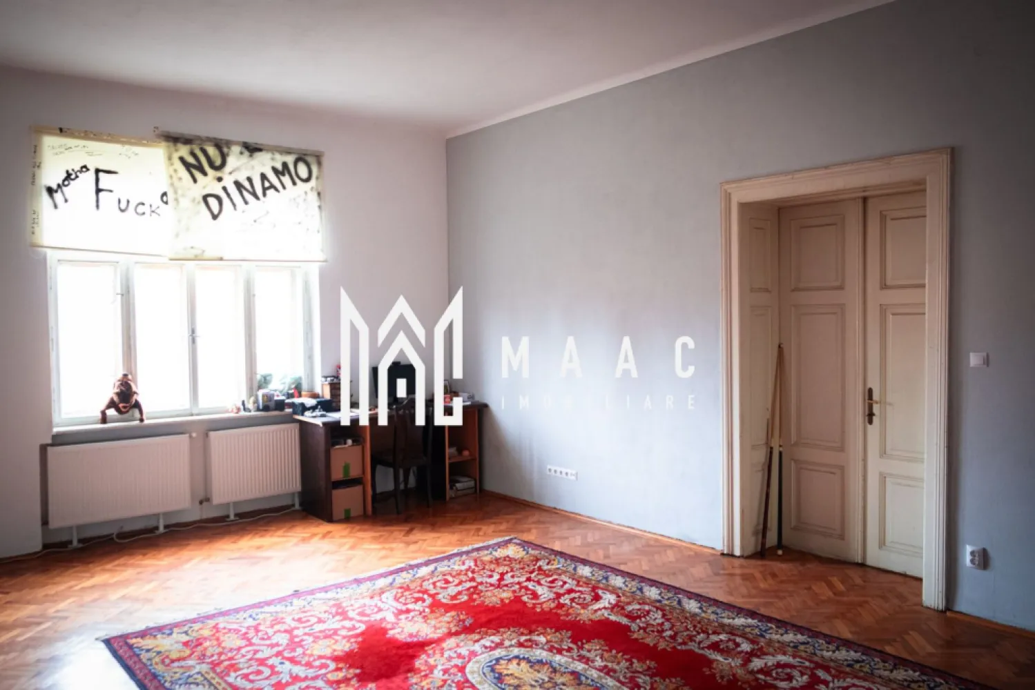 Apartament la Vila | 3 Camere | 150MPU | Parcare privata - MAAC Imobiliare vă propune spre vânzare un apartament spațios situat într-o casă,in zona de Piata Habermann , central , o proprietate rară prin dimensiuni, arhitectură și potențialul pe care îl oferă. Apartamentul este amplasat la etajul unei case solide din cărămidă, având o suprafață totală de aproximativ 150 mp, cu încăperi foarte generoase și tavane înalte de 3,65 m, caracteristice construcțiilor de calitate. Pereții interiori au o grosime de aproximativ 60 cm, oferind izolație fonică și termică excelentă. Compartimentare 3 camere foarte spațioase (29 mp, 35 mp și 29 mp) Bucătărie generoasă – 23 mp 2 băi – fiecare de aproximativ 8 mp Hol – 8 mp Terasă – 13 mp Spații și beneficii suplimentare Garaj propriu de 20 mp Intrare separată cu poartă proprie, independentă față de ceilalți vecini Pivniță compusă din două boxe (19 mp și 14 mp) plus spațiu suplimentar Pod generos cu suprafață de aproximativ 210 mp (amprenta casei), la care se aplică cota parte aferentă proprietății Curte și teren Imobilul este amplasat pe un teren total de 1.327 mp, iar apartamentul beneficiază de o cotă parte de 5/14 din proprietate, aplicabilă la curte, pod și pivniță. Caracteristici ale construcției Construcție integrală din cărămidă Tavane înalte – 3,65 m Uși interioare din lemn masiv, duble, cu înălțime de aproximativ 2,40 m Spații mari, luminoase și bine proporționate Această proprietate se remarcă prin dimensiuni rare pentru un apartament la casă, arhitectură solidă și multiple posibilități de valorificare: locuință de familie, sediu reprezentativ sau investiție imobiliară. Instalatia electrica, sanitara , gaz schimbate in urma cu 6 ani . Pentru a înțelege cu adevărat potențialul acestei proprietăți, vă invităm la o vizionare la fața locului, unde pot fi analizate planurile, documentația cadastrală și toate detaliile relevante. Pentru mai multe informații și programarea unei vizionări, vă rugăm să ne contactați menționând ID: CP2962089 }}