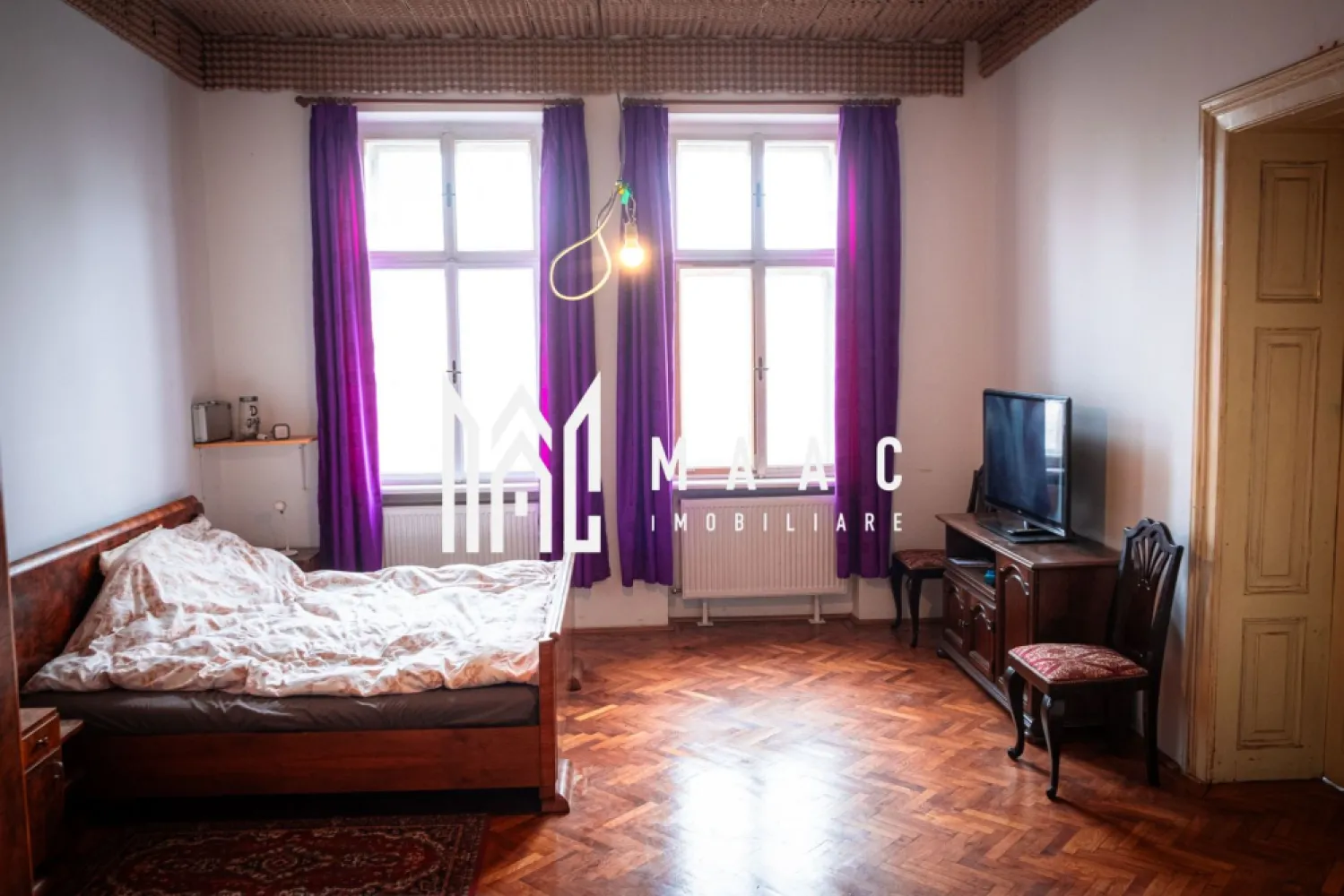 Apartament la Vila | 3 Camere | 150MPU | Parcare privata - MAAC Imobiliare vă propune spre vânzare un apartament spațios situat într-o casă,in zona de Piata Habermann , central , o proprietate rară prin dimensiuni, arhitectură și potențialul pe care îl oferă. Apartamentul este amplasat la etajul unei case solide din cărămidă, având o suprafață totală de aproximativ 150 mp, cu încăperi foarte generoase și tavane înalte de 3,65 m, caracteristice construcțiilor de calitate. Pereții interiori au o grosime de aproximativ 60 cm, oferind izolație fonică și termică excelentă. Compartimentare 3 camere foarte spațioase (29 mp, 35 mp și 29 mp) Bucătărie generoasă – 23 mp 2 băi – fiecare de aproximativ 8 mp Hol – 8 mp Terasă – 13 mp Spații și beneficii suplimentare Garaj propriu de 20 mp Intrare separată cu poartă proprie, independentă față de ceilalți vecini Pivniță compusă din două boxe (19 mp și 14 mp) plus spațiu suplimentar Pod generos cu suprafață de aproximativ 210 mp (amprenta casei), la care se aplică cota parte aferentă proprietății Curte și teren Imobilul este amplasat pe un teren total de 1.327 mp, iar apartamentul beneficiază de o cotă parte de 5/14 din proprietate, aplicabilă la curte, pod și pivniță. Caracteristici ale construcției Construcție integrală din cărămidă Tavane înalte – 3,65 m Uși interioare din lemn masiv, duble, cu înălțime de aproximativ 2,40 m Spații mari, luminoase și bine proporționate Această proprietate se remarcă prin dimensiuni rare pentru un apartament la casă, arhitectură solidă și multiple posibilități de valorificare: locuință de familie, sediu reprezentativ sau investiție imobiliară. Instalatia electrica, sanitara , gaz schimbate in urma cu 6 ani . Pentru a înțelege cu adevărat potențialul acestei proprietăți, vă invităm la o vizionare la fața locului, unde pot fi analizate planurile, documentația cadastrală și toate detaliile relevante. Pentru mai multe informații și programarea unei vizionări, vă rugăm să ne contactați menționând ID: CP2962089 }}