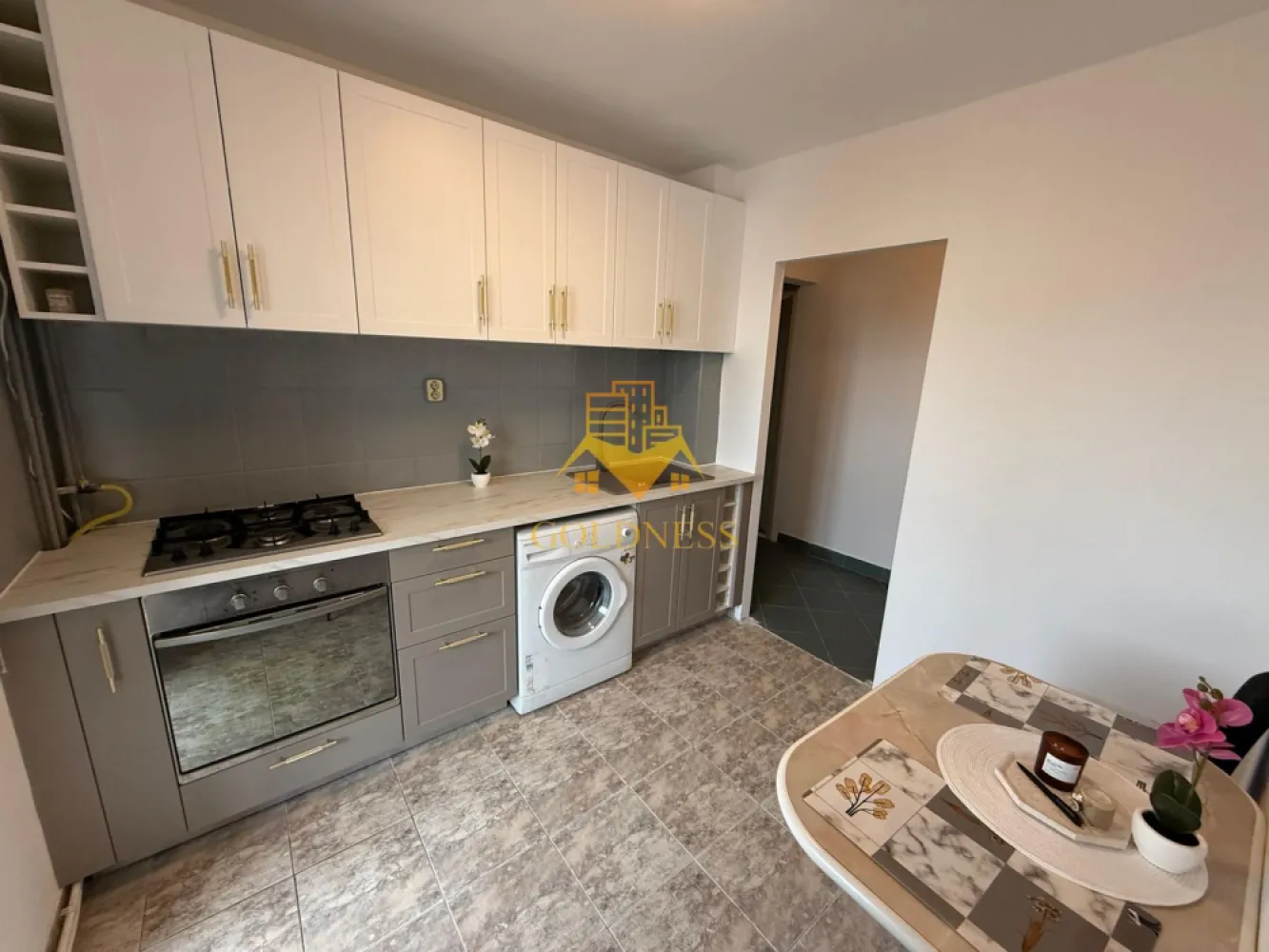 2 camere decomandate, balcon, Zorilor, UMF, BBU, Profi, Carrefour - GOLDNESS Imobiliare vă propune spre închiriere un apartament cu 2 camere complet mobilat și utilat, la etajul 3 într-un imobil de 4 etaje, în Cartierul Zorilor. Se află în apropierea stațiilor de transport în comun, magazine, restaurante, spații verzi, farmacii, etc. Apartamentul este compartimentat astfel: - dormitor cu pat matrimonial, dulap, noptiere - dormitor cu canapea extensibila, dulap, birou - living cu bucatarie open space complet utilată și mobilată, canapea extensibilă, loc de servit masa - baie cu cada, calorifer port prosop și dulap pentru depozitare. - balcon de 5 mp. Imobilul este dotat cu toate cele necesare- centrală proprie, frigider, aragaz, hotă, mașină de spălat haine, etc. Dacă sunteți interesați de acest apartament și doriți să îl vizionați, dar și pentru alte oferte nu ezitați să ne contactați telefonic sau prin e-mail. Vă stăm la dispoziție! Pentru intermediere se percepe un comision de 50% din prețul chiriei! }}