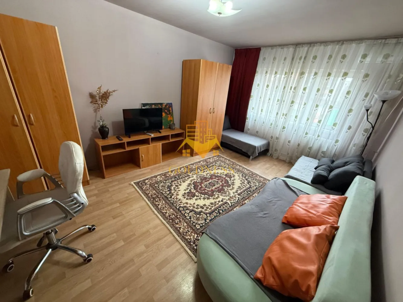 2 camere decomandate, balcon, Zorilor, UMF, BBU, Profi, Carrefour - GOLDNESS Imobiliare vă propune spre închiriere un apartament cu 2 camere complet mobilat și utilat, la etajul 3 într-un imobil de 4 etaje, în Cartierul Zorilor. Se află în apropierea stațiilor de transport în comun, magazine, restaurante, spații verzi, farmacii, etc. Apartamentul este compartimentat astfel: - dormitor cu pat matrimonial, dulap, noptiere - dormitor cu canapea extensibila, dulap, birou - living cu bucatarie open space complet utilată și mobilată, canapea extensibilă, loc de servit masa - baie cu cada, calorifer port prosop și dulap pentru depozitare. - balcon de 5 mp. Imobilul este dotat cu toate cele necesare- centrală proprie, frigider, aragaz, hotă, mașină de spălat haine, etc. Dacă sunteți interesați de acest apartament și doriți să îl vizionați, dar și pentru alte oferte nu ezitați să ne contactați telefonic sau prin e-mail. Vă stăm la dispoziție! Pentru intermediere se percepe un comision de 50% din prețul chiriei! }}