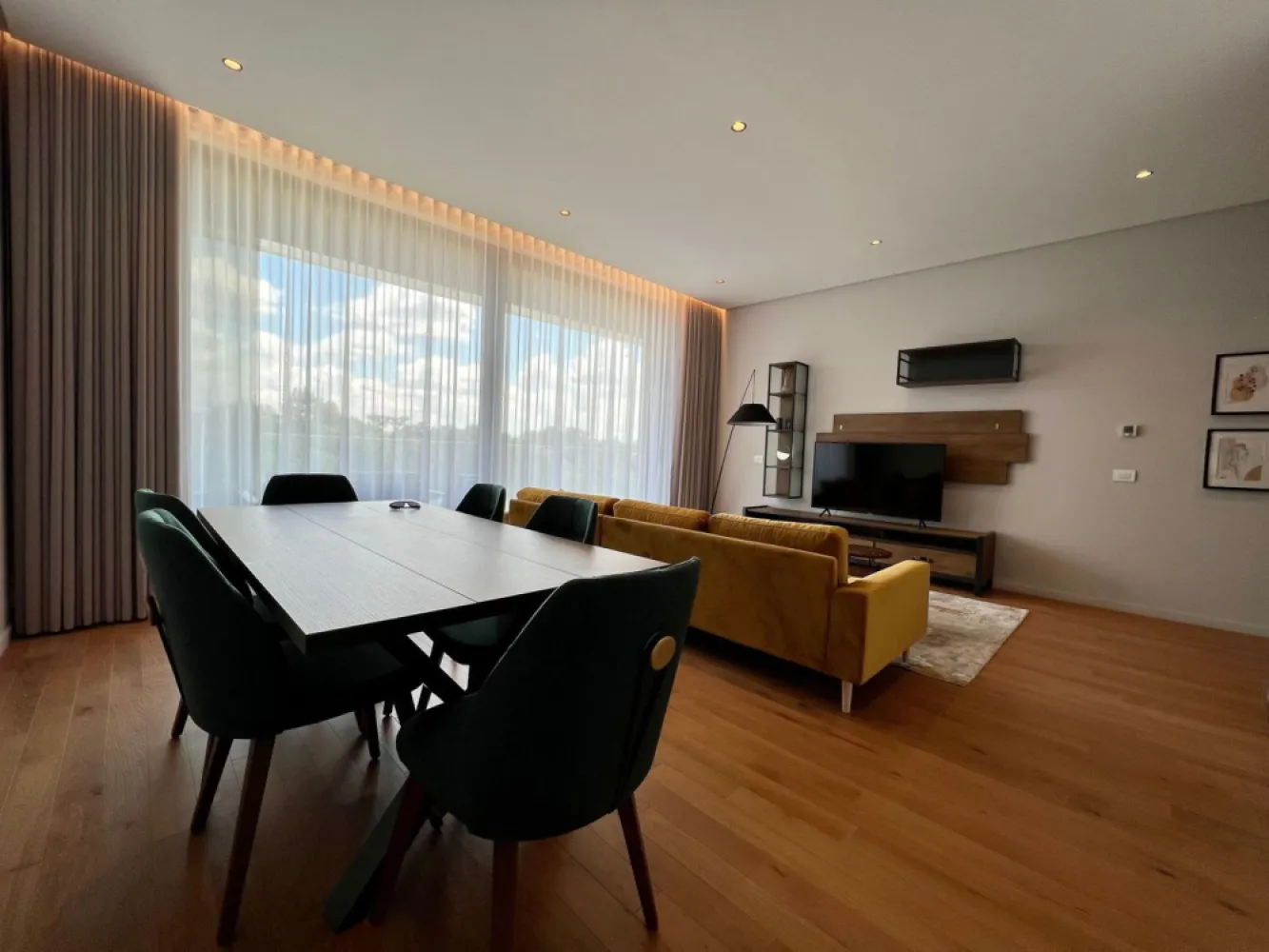 BRASADAS inchiriaza ap 2 cam 78 mp. etaj 5/5 ONE Floreasca. - Agentia Imobiliara BRASADAS inchiriaza apartament cu doua camere situat la etajul 5/5 in ansamblul rezidențial ONE din Floreasca. Apartamentul are garaj subteran si o terasa suprafata de 25 mp. cu vedere superba. Www.brasadas.com. }}