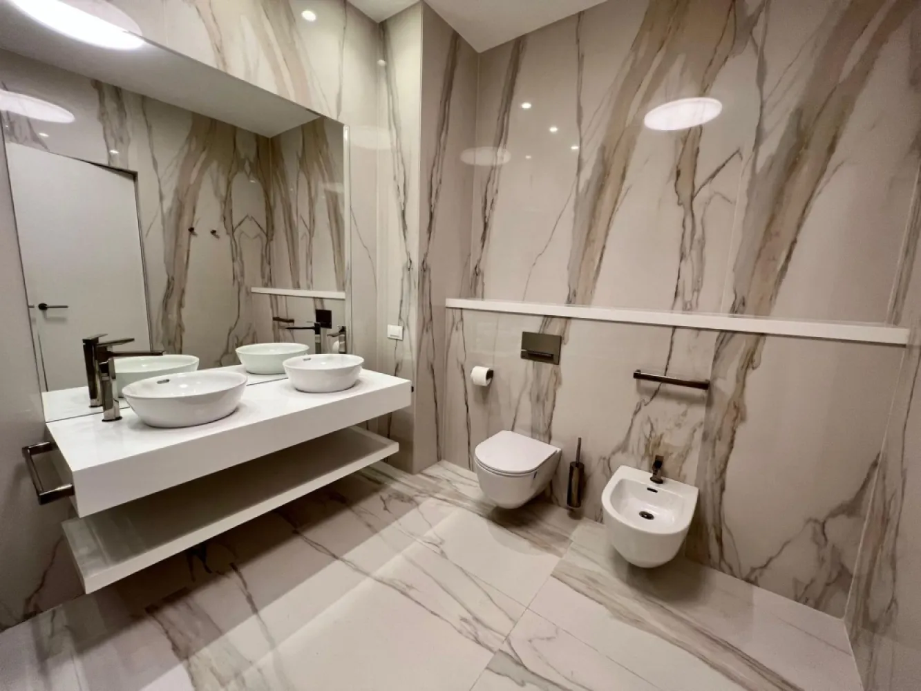 BRASADAS inchiriaza ap 2 cam 78 mp. etaj 5/5 ONE Floreasca. - Agentia Imobiliara BRASADAS inchiriaza apartament cu doua camere situat la etajul 5/5 in ansamblul rezidențial ONE din Floreasca. Apartamentul are garaj subteran si o terasa suprafata de 25 mp. cu vedere superba. Www.brasadas.com. }}