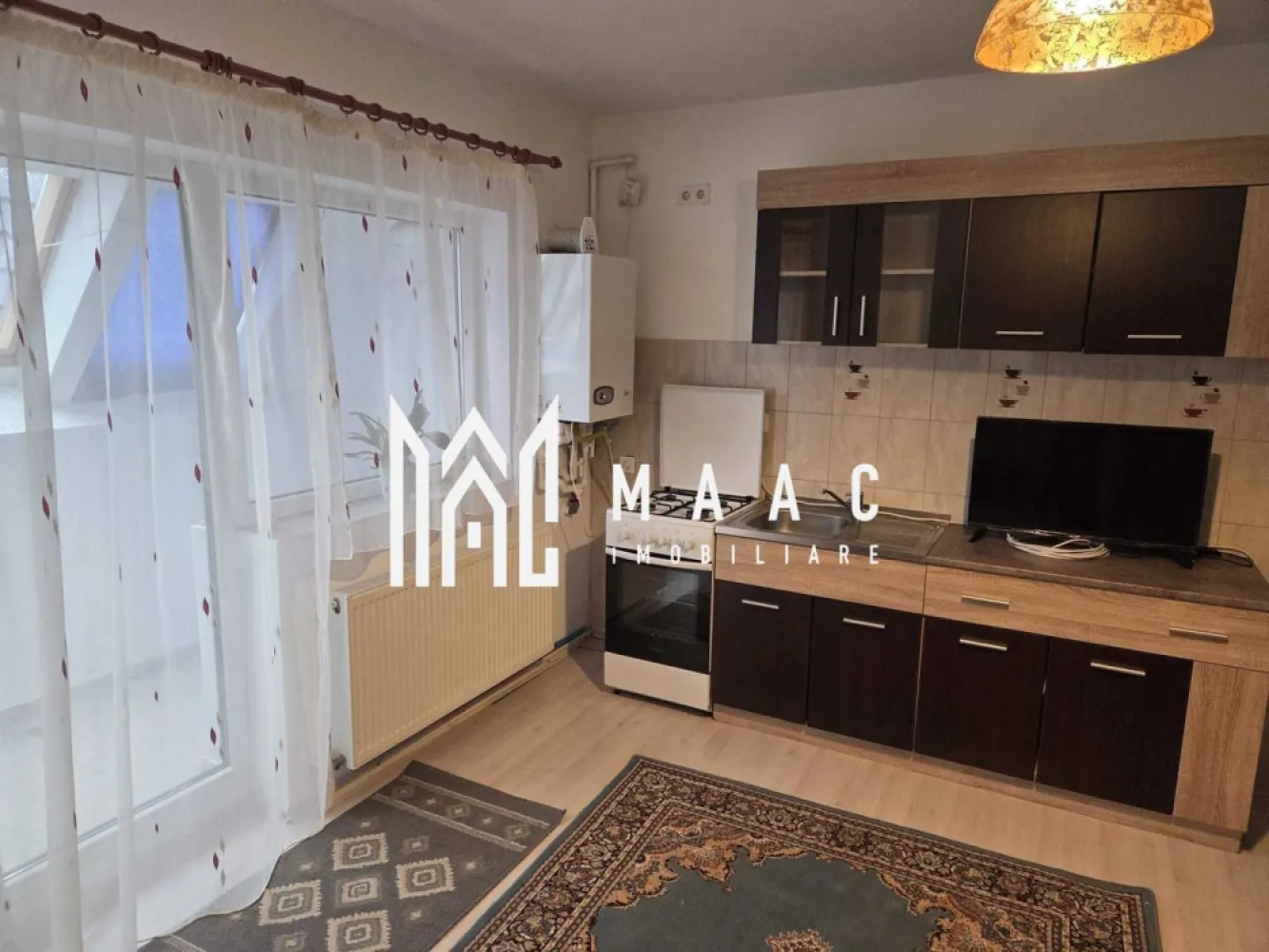 Apartament 1 Cameră I Etaj 2 I Loc Parcare I Arhitectilor - MAAC Imobiliare vă propune spre vânzare o garsonieră situată la etajul 2 al unui imobil amplasat în zona Arhitectilor o zonă urbană bine conectată la facilități comerciale și servicii esențiale. Proprietatea are o suprafață de 27 mp și reprezintă o opțiune potrivită atât pentru locuință proprie, cât și pentru investiție imobiliară, datorită poziționării într-o zonă cu acces rapid la puncte de interes din oraș. Garsoniera beneficiază de o compartimentare practică pentru această categorie de suprafață, spațiile fiind organizate astfel încât să ofere funcționalitate și confort pentru locuire. Poziționarea etajul 2 oferă un plus de intimitate, iar proximitatea față de magazine și servicii contribuie la un stil de viață comod. Compartimentarea locuinței este următoarea: -Camera de zi -Bucătărie -Baie -Hol -Balcon Imobilul este situat într-o zonă cu acces facil către centre comerciale și diverse puncte de interes, ceea ce face ca toate necesitățile zilnice să fie la îndemână. În imediata apropiere se găsesc magazine, servicii și multiple facilități urbane. De asemenea, accesul la mijloacele de transport în comun este rapid, oferind conexiuni eficiente către alte zone ale orașului. Apartamentul se vinde mobilat si utilat, oferind posibilitatea amenajării și personalizării spațiului în funcție de preferințele viitorului proprietar. Datorită poziționării și caracteristicilor sale, proprietatea poate reprezenta o alegere potrivită atât pentru locuire, cât și pentru investiție. Pentru mai multe detalii vă rugăm să precizați telefonic că ați văzut anunțul cu CP2984627 }}