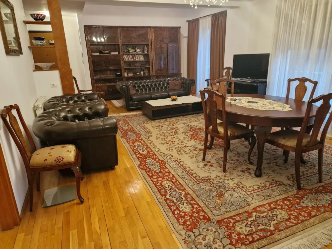Ag BRASADAS închiriază ap 2 cam 86mp Etaj 2/3 zona ROMANA. - Agenția BRASADAS închiriază apartament mobila si utilat cu doua camere (transformat din trei camere) la etajul 2/3 cu lift în zona ROMANA. Apartamentul are suprafata utila de 86mp. Bucatarie inchisa, aer conditionat, doua grupuri sanitare, centrala proprie si la cerere garaj subteran. Www.brasadas.com. }}