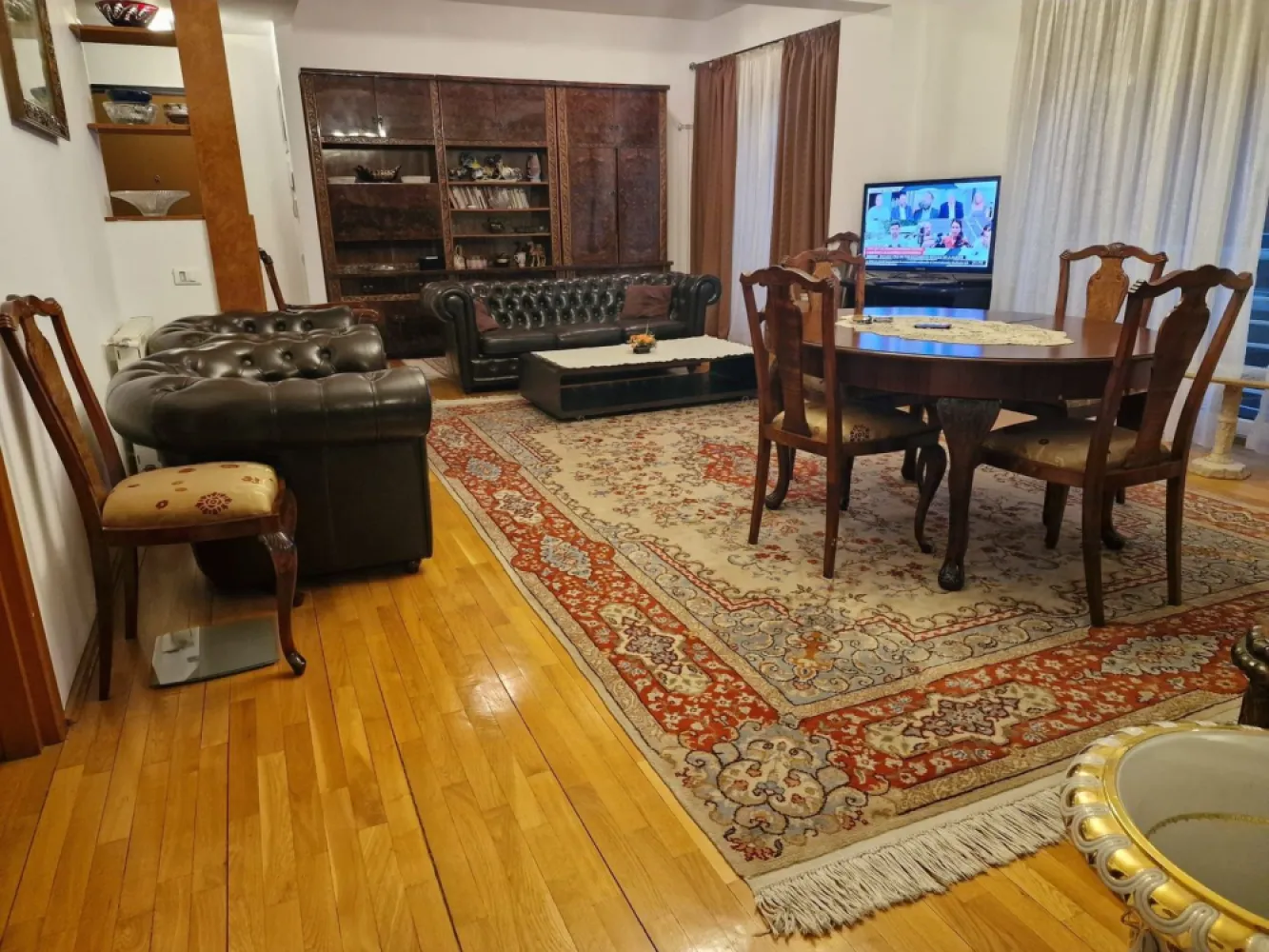 Ag BRASADAS închiriază ap 2 cam 86mp Etaj 2/3 zona ROMANA. - Agenția BRASADAS închiriază apartament mobila si utilat cu doua camere (transformat din trei camere) la etajul 2/3 cu lift în zona ROMANA. Apartamentul are suprafata utila de 86mp. Bucatarie inchisa, aer conditionat, doua grupuri sanitare, centrala proprie si la cerere garaj subteran. Www.brasadas.com. }}