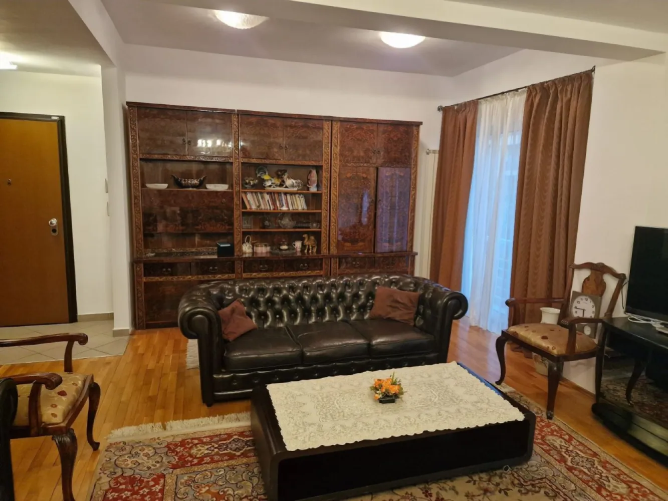 Ag BRASADAS închiriază ap 2 cam 86mp Etaj 2/3 zona ROMANA. - Agenția BRASADAS închiriază apartament mobila si utilat cu doua camere (transformat din trei camere) la etajul 2/3 cu lift în zona ROMANA. Apartamentul are suprafata utila de 86mp. Bucatarie inchisa, aer conditionat, doua grupuri sanitare, centrala proprie si la cerere garaj subteran. Www.brasadas.com. }}