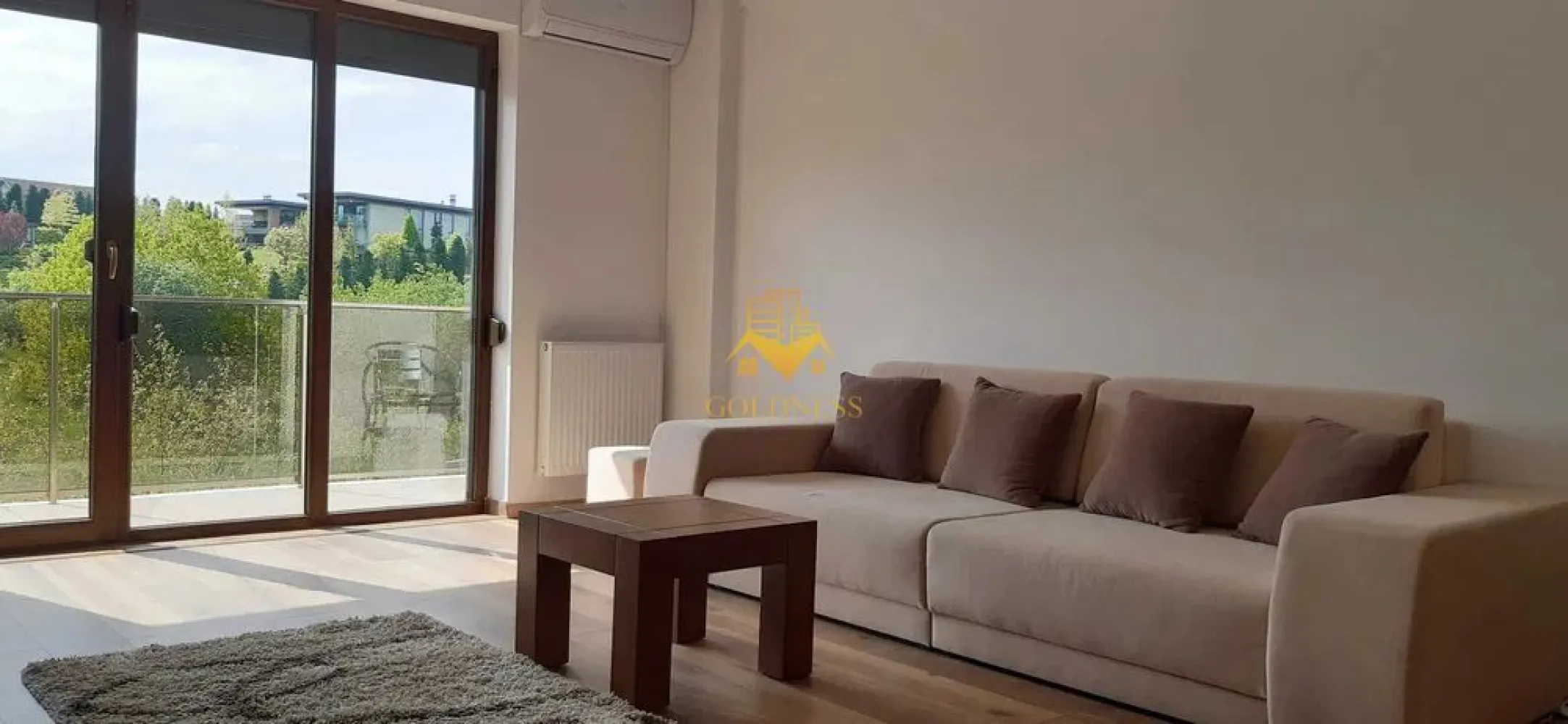 2 camere, Modern, Parcare, Bloc nou, Buna Ziua, LIDL,Trifoiului - GOLDNESS Imobiliare vă propune spre închiriere un apartament cu 2 camere complet mobilat și utilat, la etajul 3 într-un imobil de 4 etaje, în Cartierul Buna ziua. Dispune de loc de parcare cu 50 euro /luna! Se află în apropierea stațiilor de transport în comun, magazine, restaurante, spații verzi, farmacii, etc. Apartamentul este compartimentat astfel: - dormitor cu pat matrimonial, dressing, noptiere - living cu canapea extensibila, TV, comoda tv - baie cu cada, calorifer port prosop și dulap pentru depozitare. - terasa de 8 mp. Imobilul este dotat cu toate cele necesare- centrală proprie, frigider, aragaz, hotă, mașină de spălat haine, tv etc. Dacă sunteți interesați de acest apartament și doriți să îl vizionați, dar și pentru alte oferte nu ezitați să ne contactați telefonic sau prin e-mail. Vă stăm la dispoziție! Pentru intermediere se percepe un comision de 50% din prețul chiriei! }}