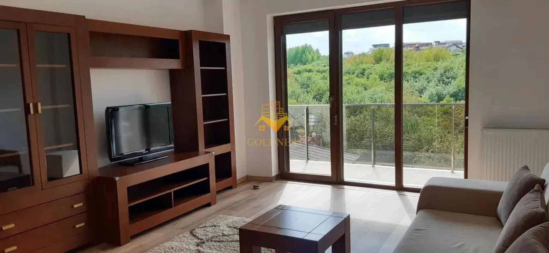 2 camere, Modern, Parcare, Bloc nou, Buna Ziua, LIDL,Trifoiului - GOLDNESS Imobiliare vă propune spre închiriere un apartament cu 2 camere complet mobilat și utilat, la etajul 3 într-un imobil de 4 etaje, în Cartierul Buna ziua. Dispune de loc de parcare cu 50 euro /luna! Se află în apropierea stațiilor de transport în comun, magazine, restaurante, spații verzi, farmacii, etc. Apartamentul este compartimentat astfel: - dormitor cu pat matrimonial, dressing, noptiere - living cu canapea extensibila, TV, comoda tv - baie cu cada, calorifer port prosop și dulap pentru depozitare. - terasa de 8 mp. Imobilul este dotat cu toate cele necesare- centrală proprie, frigider, aragaz, hotă, mașină de spălat haine, tv etc. Dacă sunteți interesați de acest apartament și doriți să îl vizionați, dar și pentru alte oferte nu ezitați să ne contactați telefonic sau prin e-mail. Vă stăm la dispoziție! Pentru intermediere se percepe un comision de 50% din prețul chiriei! }}