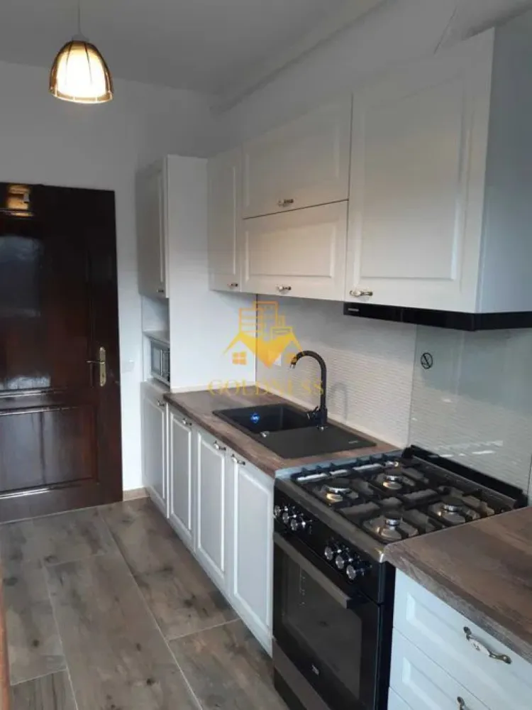 2 camere, Modern, Parcare, Bloc nou, Buna Ziua, LIDL,Trifoiului - GOLDNESS Imobiliare vă propune spre închiriere un apartament cu 2 camere complet mobilat și utilat, la etajul 3 într-un imobil de 4 etaje, în Cartierul Buna ziua. Dispune de loc de parcare cu 50 euro /luna! Se află în apropierea stațiilor de transport în comun, magazine, restaurante, spații verzi, farmacii, etc. Apartamentul este compartimentat astfel: - dormitor cu pat matrimonial, dressing, noptiere - living cu canapea extensibila, TV, comoda tv - baie cu cada, calorifer port prosop și dulap pentru depozitare. - terasa de 8 mp. Imobilul este dotat cu toate cele necesare- centrală proprie, frigider, aragaz, hotă, mașină de spălat haine, tv etc. Dacă sunteți interesați de acest apartament și doriți să îl vizionați, dar și pentru alte oferte nu ezitați să ne contactați telefonic sau prin e-mail. Vă stăm la dispoziție! Pentru intermediere se percepe un comision de 50% din prețul chiriei! }}