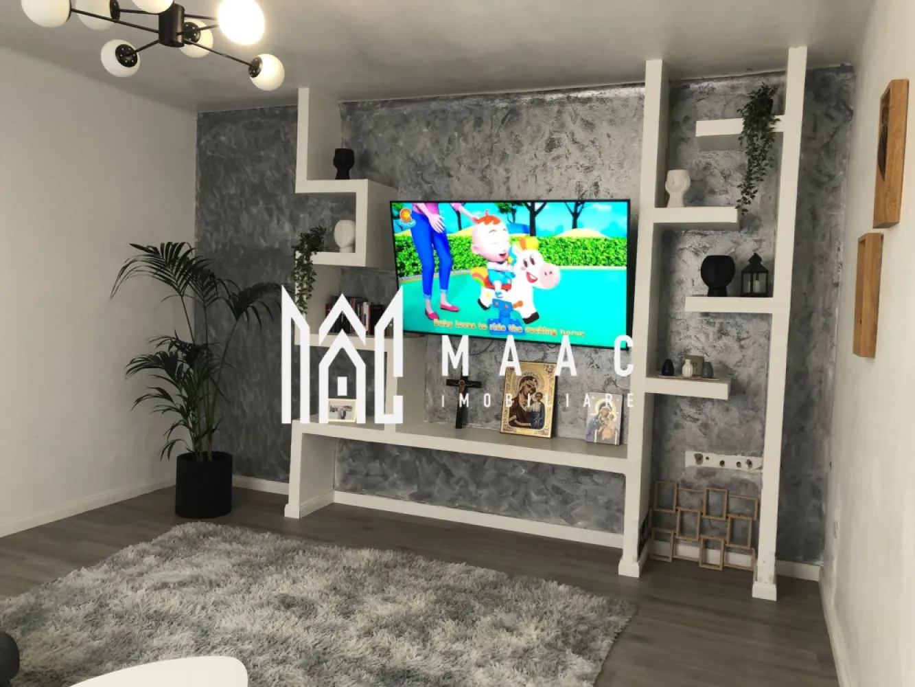 Casă cu doua corpuri I 240 MPU I 1000 MP Teren I Cisnadie - MAAC Imobiliare va propune spre vanzare o proprietate deosebită situată în centrul orașului Cisnădie, pe o stradă recent asfaltată, ideală atât pentru locuit, cât și pentru investiție. Imobilul este amplasat pe un teren generos de aproximativ 1000 mp și dispune de două case separate, fiind singur în curte – un avantaj major pentru confort, intimitate și multiple posibilități de utilizare. Suprafața utilă totală este de aproximativ 240 mp. Compartimentare și caracteristici: Corp 1: Renovat complet Poate fi transformat în spațiu comercial (birou, cabinet, magazin etc.) Apartament de aproximativ 40 mp Living generos Bucătărie Baie Corp 2: Imobil dispus pe 3 nivele: Demisol înalt (70 mp): Pivniță Geamuri la stradă (poate fi utilizat și în scop comercial) Parter: Living spațios de 25 mp Dormitor de 22 mp Bucătărie de 20 mp Baie Hol și casa scării Dotări și finisaje: Centrală termică nouă Vaillant Calorifere duble și triple Purmo Parchet nou (grosime 1,5 cm) Izolație între demisol și parter cu polistiren extrudat de 5 cm Mobilier realizat în mare parte la comandă Pat matrimonial generos 200x200 Mansardă (70 mp): 2 camere mari (aprox. 20 mp fiecare), fiecare cu balcon Baie Hol Alte avantaje: Ambele imobile au deschidere la stradă – pot fi transformate în spații comerciale Șură intabulată în curte – ideală pentru garaj sau filigorie Parcare amenajată ~150 mp Livadă ~600 mp cu pomi fructiferi, gazon și viță de vie pe structură Fațadă nouă Acoperiș nou Parțial geamuri schimbate Poartă în curs de înlocuire (toate lucrările vor fi finalizate) Concluzie: Proprietatea este ideală atât pentru locuință multifamilială, cât și pentru investiție – combinație perfectă între spațiu rezidențial și comercial, într-o zonă centrală foarte bine cotată. Pentru mai multe detalii și programarea unei vizionări, vă invităm să contactați Maac Imobiliare, specificând ID: CP2982710. }}