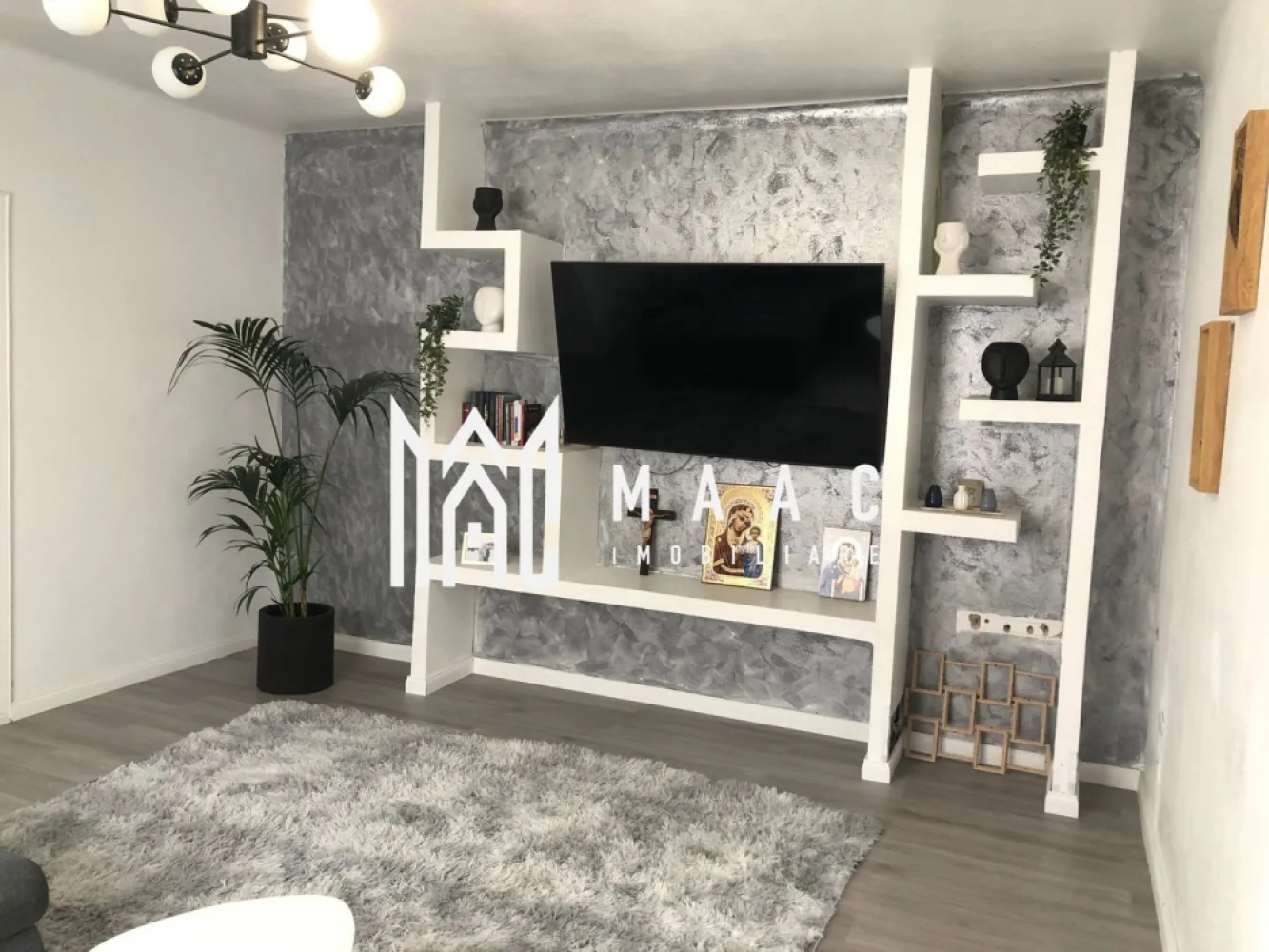 Casă cu doua corpuri I 240 MPU I 1000 MP Teren I Cisnadie - MAAC Imobiliare va propune spre vanzare o proprietate deosebită situată în centrul orașului Cisnădie, pe o stradă recent asfaltată, ideală atât pentru locuit, cât și pentru investiție. Imobilul este amplasat pe un teren generos de aproximativ 1000 mp și dispune de două case separate, fiind singur în curte – un avantaj major pentru confort, intimitate și multiple posibilități de utilizare. Suprafața utilă totală este de aproximativ 240 mp. Compartimentare și caracteristici: Corp 1: Renovat complet Poate fi transformat în spațiu comercial (birou, cabinet, magazin etc.) Apartament de aproximativ 40 mp Living generos Bucătărie Baie Corp 2: Imobil dispus pe 3 nivele: Demisol înalt (70 mp): Pivniță Geamuri la stradă (poate fi utilizat și în scop comercial) Parter: Living spațios de 25 mp Dormitor de 22 mp Bucătărie de 20 mp Baie Hol și casa scării Dotări și finisaje: Centrală termică nouă Vaillant Calorifere duble și triple Purmo Parchet nou (grosime 1,5 cm) Izolație între demisol și parter cu polistiren extrudat de 5 cm Mobilier realizat în mare parte la comandă Pat matrimonial generos 200x200 Mansardă (70 mp): 2 camere mari (aprox. 20 mp fiecare), fiecare cu balcon Baie Hol Alte avantaje: Ambele imobile au deschidere la stradă – pot fi transformate în spații comerciale Șură intabulată în curte – ideală pentru garaj sau filigorie Parcare amenajată ~150 mp Livadă ~600 mp cu pomi fructiferi, gazon și viță de vie pe structură Fațadă nouă Acoperiș nou Parțial geamuri schimbate Poartă în curs de înlocuire (toate lucrările vor fi finalizate) Concluzie: Proprietatea este ideală atât pentru locuință multifamilială, cât și pentru investiție – combinație perfectă între spațiu rezidențial și comercial, într-o zonă centrală foarte bine cotată. Pentru mai multe detalii și programarea unei vizionări, vă invităm să contactați Maac Imobiliare, specificând ID: CP2982710. }}