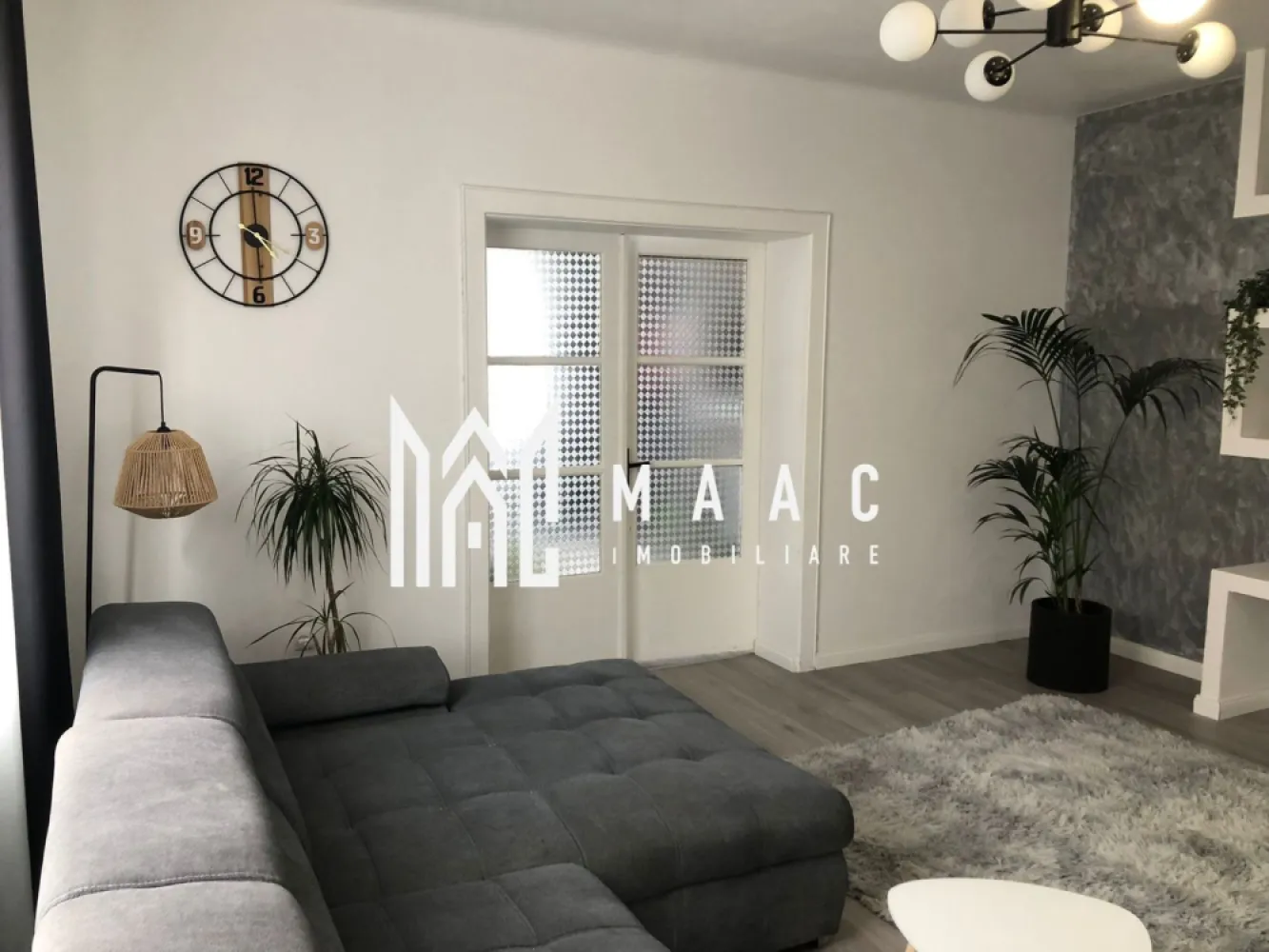 Casă cu doua corpuri I 240 MPU I 1000 MP Teren I Cisnadie - MAAC Imobiliare va propune spre vanzare o proprietate deosebită situată în centrul orașului Cisnădie, pe o stradă recent asfaltată, ideală atât pentru locuit, cât și pentru investiție. Imobilul este amplasat pe un teren generos de aproximativ 1000 mp și dispune de două case separate, fiind singur în curte – un avantaj major pentru confort, intimitate și multiple posibilități de utilizare. Suprafața utilă totală este de aproximativ 240 mp. Compartimentare și caracteristici: Corp 1: Renovat complet Poate fi transformat în spațiu comercial (birou, cabinet, magazin etc.) Apartament de aproximativ 40 mp Living generos Bucătărie Baie Corp 2: Imobil dispus pe 3 nivele: Demisol înalt (70 mp): Pivniță Geamuri la stradă (poate fi utilizat și în scop comercial) Parter: Living spațios de 25 mp Dormitor de 22 mp Bucătărie de 20 mp Baie Hol și casa scării Dotări și finisaje: Centrală termică nouă Vaillant Calorifere duble și triple Purmo Parchet nou (grosime 1,5 cm) Izolație între demisol și parter cu polistiren extrudat de 5 cm Mobilier realizat în mare parte la comandă Pat matrimonial generos 200x200 Mansardă (70 mp): 2 camere mari (aprox. 20 mp fiecare), fiecare cu balcon Baie Hol Alte avantaje: Ambele imobile au deschidere la stradă – pot fi transformate în spații comerciale Șură intabulată în curte – ideală pentru garaj sau filigorie Parcare amenajată ~150 mp Livadă ~600 mp cu pomi fructiferi, gazon și viță de vie pe structură Fațadă nouă Acoperiș nou Parțial geamuri schimbate Poartă în curs de înlocuire (toate lucrările vor fi finalizate) Concluzie: Proprietatea este ideală atât pentru locuință multifamilială, cât și pentru investiție – combinație perfectă între spațiu rezidențial și comercial, într-o zonă centrală foarte bine cotată. Pentru mai multe detalii și programarea unei vizionări, vă invităm să contactați Maac Imobiliare, specificând ID: CP2982710. }}