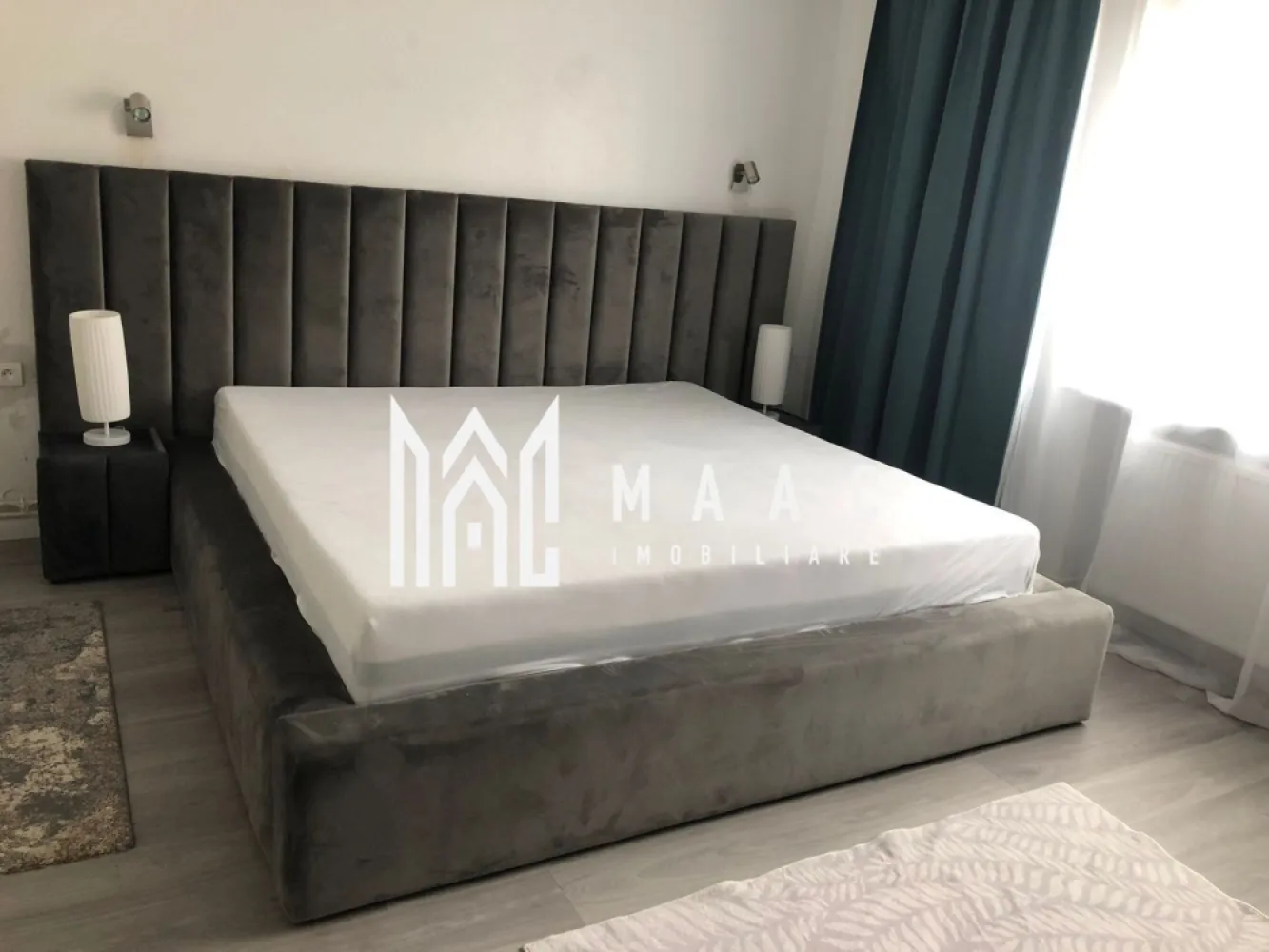 Casă cu doua corpuri I 240 MPU I 1000 MP Teren I Cisnadie - MAAC Imobiliare va propune spre vanzare o proprietate deosebită situată în centrul orașului Cisnădie, pe o stradă recent asfaltată, ideală atât pentru locuit, cât și pentru investiție. Imobilul este amplasat pe un teren generos de aproximativ 1000 mp și dispune de două case separate, fiind singur în curte – un avantaj major pentru confort, intimitate și multiple posibilități de utilizare. Suprafața utilă totală este de aproximativ 240 mp. Compartimentare și caracteristici: Corp 1: Renovat complet Poate fi transformat în spațiu comercial (birou, cabinet, magazin etc.) Apartament de aproximativ 40 mp Living generos Bucătărie Baie Corp 2: Imobil dispus pe 3 nivele: Demisol înalt (70 mp): Pivniță Geamuri la stradă (poate fi utilizat și în scop comercial) Parter: Living spațios de 25 mp Dormitor de 22 mp Bucătărie de 20 mp Baie Hol și casa scării Dotări și finisaje: Centrală termică nouă Vaillant Calorifere duble și triple Purmo Parchet nou (grosime 1,5 cm) Izolație între demisol și parter cu polistiren extrudat de 5 cm Mobilier realizat în mare parte la comandă Pat matrimonial generos 200x200 Mansardă (70 mp): 2 camere mari (aprox. 20 mp fiecare), fiecare cu balcon Baie Hol Alte avantaje: Ambele imobile au deschidere la stradă – pot fi transformate în spații comerciale Șură intabulată în curte – ideală pentru garaj sau filigorie Parcare amenajată ~150 mp Livadă ~600 mp cu pomi fructiferi, gazon și viță de vie pe structură Fațadă nouă Acoperiș nou Parțial geamuri schimbate Poartă în curs de înlocuire (toate lucrările vor fi finalizate) Concluzie: Proprietatea este ideală atât pentru locuință multifamilială, cât și pentru investiție – combinație perfectă între spațiu rezidențial și comercial, într-o zonă centrală foarte bine cotată. Pentru mai multe detalii și programarea unei vizionări, vă invităm să contactați Maac Imobiliare, specificând ID: CP2982710. }}