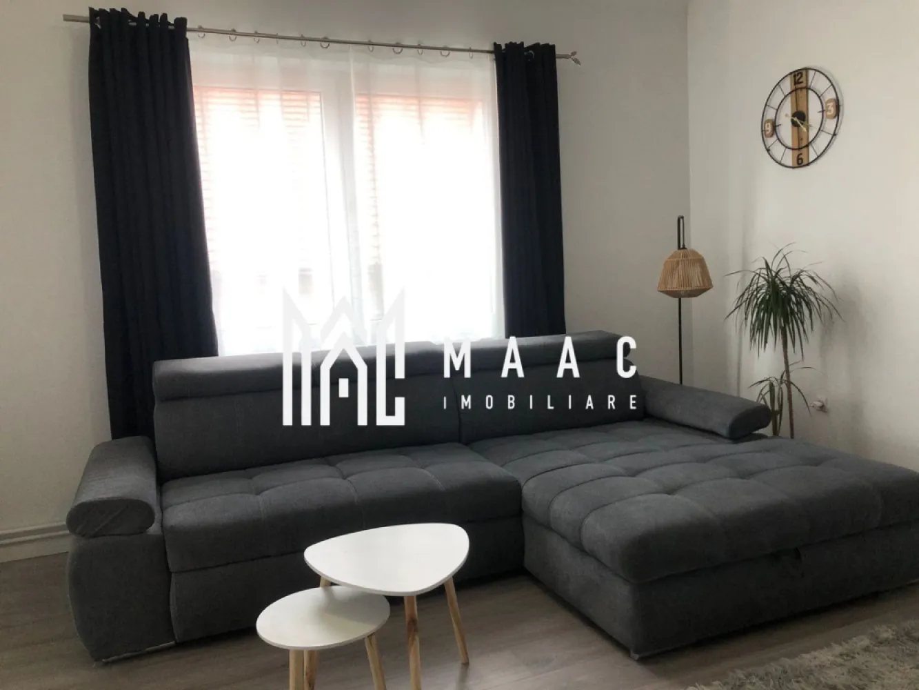 Casă cu doua corpuri I 240 MPU I 1000 MP Teren I Cisnadie - MAAC Imobiliare va propune spre vanzare o proprietate deosebită situată în centrul orașului Cisnădie, pe o stradă recent asfaltată, ideală atât pentru locuit, cât și pentru investiție. Imobilul este amplasat pe un teren generos de aproximativ 1000 mp și dispune de două case separate, fiind singur în curte – un avantaj major pentru confort, intimitate și multiple posibilități de utilizare. Suprafața utilă totală este de aproximativ 240 mp. Compartimentare și caracteristici: Corp 1: Renovat complet Poate fi transformat în spațiu comercial (birou, cabinet, magazin etc.) Apartament de aproximativ 40 mp Living generos Bucătărie Baie Corp 2: Imobil dispus pe 3 nivele: Demisol înalt (70 mp): Pivniță Geamuri la stradă (poate fi utilizat și în scop comercial) Parter: Living spațios de 25 mp Dormitor de 22 mp Bucătărie de 20 mp Baie Hol și casa scării Dotări și finisaje: Centrală termică nouă Vaillant Calorifere duble și triple Purmo Parchet nou (grosime 1,5 cm) Izolație între demisol și parter cu polistiren extrudat de 5 cm Mobilier realizat în mare parte la comandă Pat matrimonial generos 200x200 Mansardă (70 mp): 2 camere mari (aprox. 20 mp fiecare), fiecare cu balcon Baie Hol Alte avantaje: Ambele imobile au deschidere la stradă – pot fi transformate în spații comerciale Șură intabulată în curte – ideală pentru garaj sau filigorie Parcare amenajată ~150 mp Livadă ~600 mp cu pomi fructiferi, gazon și viță de vie pe structură Fațadă nouă Acoperiș nou Parțial geamuri schimbate Poartă în curs de înlocuire (toate lucrările vor fi finalizate) Concluzie: Proprietatea este ideală atât pentru locuință multifamilială, cât și pentru investiție – combinație perfectă între spațiu rezidențial și comercial, într-o zonă centrală foarte bine cotată. Pentru mai multe detalii și programarea unei vizionări, vă invităm să contactați Maac Imobiliare, specificând ID: CP2982710. }}