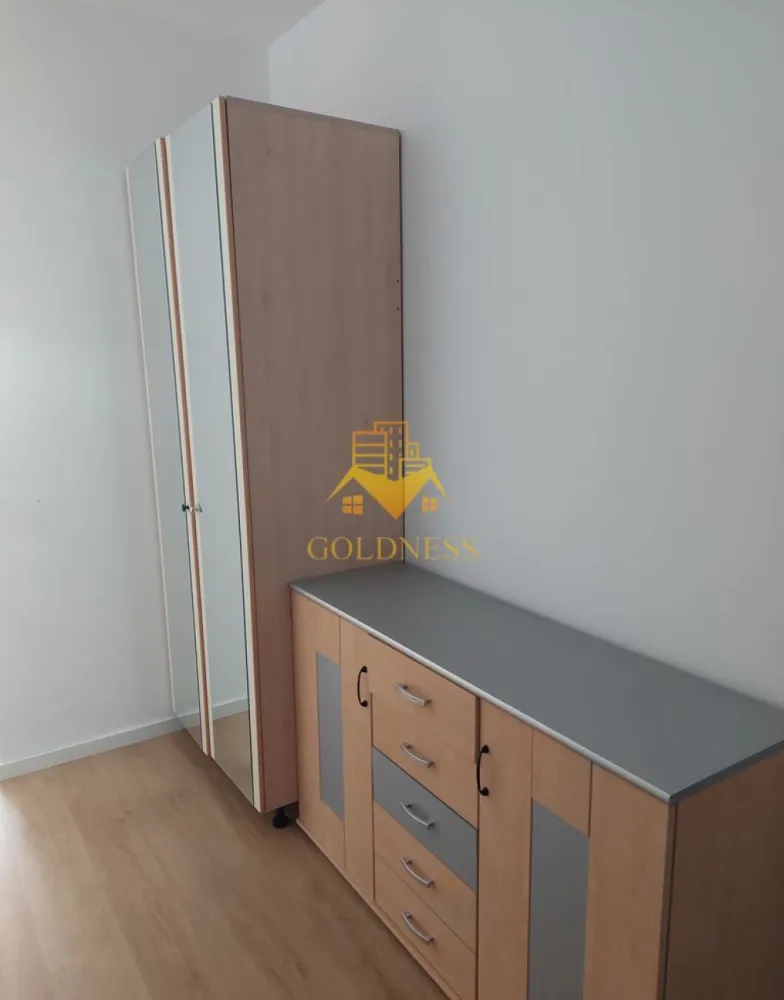 3 camere, Bloc Nou, Marasti, Clujana, Fabricii, Parcare, Pet-Friendly - GOLDNESS Imobiliare vă propune spre închiriere un apartament cu 3 camere complet mobilat și utilat, la etajul 2 într-un imobil de 6 etaje, în Cartierul Marasti. Dispune de loc de parcare la subteran. Se află în apropierea stațiilor de transport în comun, magazine, restaurante, spații verzi, farmacii, etc. Apartamentul este compartimentat astfel: - dormitor cu pat matrimonial, dressing, noptiere - living cu bucatarie open space complet utilată și mobilată, canapea extensibilă, loc de servit masa - baie cu dus walkin , calorifer port prosop și dulap pentru depozitare. - terasa de 5 mp. - la cerere o camera se mobilează în funcție de nevoie. Imobilul este dotat cu toate cele necesare- încălzire în pardoseala, frigider, aragaz, hotă, mașină de spălat haine, mașina spălat vase, etc. Dacă sunteți interesați de acest apartament și doriți să îl vizionați, dar și pentru alte oferte nu ezitați să ne contactați telefonic sau prin e-mail. Vă stăm la dispoziție! Pentru intermediere se percepe un comision de 50% din prețul chiriei! }}