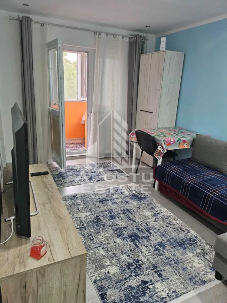 Apartament cu 1 camere de inchiriat, petfriendly, Buziasului,Timisoara - Agentia imobiliara APOSTU ESTATE va propune spre inchiriere un apartament cu 1 camere, spatios si luminos, situat in zona Buziasului, o zona linistita si bine pozitionata din Timisoara, potrivit pentru cupluri sau studenti care isi doresc o locuinta unde sa se simta confortabil si cu acces facil catre scoli, statii de autobuz, supermarketuri , magazine de zona, parcuri.

Suprafata utila: 22 mp
Compartimentare eficienta:
-Hol de acces 
-Bucatarie complet mobilata si utilata
-Dormitor mobilat si utilat
-Baie prevazuta cu dus

Confort si facilitati:
-Incalzirea apartamentului: colterm
-Apartamentul este complet mobilat si utilat
-Se accepta animale de companie de catre proprietar

Localizare:
-Timis,Timisoara, zona Buziasului– acces facil spre magazine, scoli, parcuri si mijloace de transport in comun.

Ideal pentru:
-Cupluri
-Studenti

Disponibilitate: imediata
Pret chirie lunara: 250 euro ( usor negociabil)
Programeaza o vizionare pentru a-ti putea imagina viitorul aici!
ID intern: CP3213203