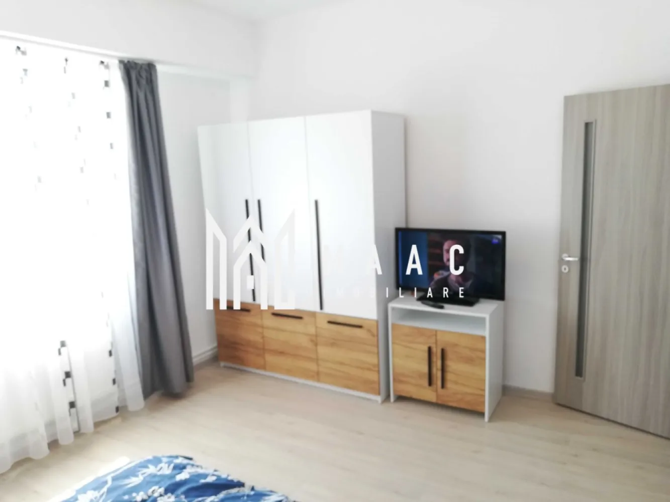 Apartamanet 3 camere I M. ViteazuI I Stanca parcare lift - MAAC Imobiliare va ofera Apartament Modern Mihai Viteazu-Doamna Stanca Dacă căutați un cămin nu doar spațios, ci și perfect conectat la tot ce înseamnă viața de zi cu zi, vă invit să descoperiți acest apartament de 3 camere, complet decomandat, situat într-un bloc nou din zona vibrantă Mihai Viteazu-Stanca. Despre Spațiu: Intrați într-un hol generos, care vă oferă acces discret și complet separat către toate încăperile. Aici, fiecare membru al familiei își poate găsi liniștea și intimitatea. Apartamentul vă oferă două dormitoare încăpătoare, perfecte pentru părinți și copii sau pentru un birou de acasă. Livingul open space, luminos și aerisit, se deschide către un balcon primitor, ideal pentru o cafea dimineața sau pentru relaxare seara. Baia este modernă și funcțională, complet renovată. Confort și Dotări Vă asigurăm tot confortul necesar pentru o viață fără griji: Pentru anotimpuri I Centrală termică proprie pentru apă caldă și încălzire independentă și aer condiționat pentru răcoare instantanee. Pentru gospodărie: Mașină de spălat rufe, mașină de uscat haine, frigider, cuptor electric și cuptor cu microunde. Pentru relaxare și conectivitate: Cablu Digi și Internet WiFi de mare viteză, iar pentru momentele de divertisment, un televizor în fiecare cameră. Pentru siguranță și comoditate: Loc de parcare privat, asigurat cu barieră și blocator, inclus în chirie. Blocul este dotat cu lift. Locație Excepțională – Totul la Îndemână: Aceasta este cea mai valoroasă trăsătură a locuinței. În raza de câțiva pași sau minute de mers aveți: Transport: Stație de autobuz la scurtă distanță, stație de taxi și parcări accesibile. Cumpărături: De la necesitățile zilnice la magazinele de cartier, piața locală, până la supermarketul Lidl și la Mall pentru shopping diversificat. Servicii: Școli, grădinițe și alte facilități comunitare sunt ușor accesibile. Oferta este perfectă pentru: o familie care apreciază spațiul și liniștea, dar și dinamica unui cartier bine conectat, sau pentru profesioniști care doresc comoditate și proximitate față de facilități. Transformați acest spațiu în casa dumneavoastră nouă! Pentru mai multe detalii precizati telefonic ca ati vazut anuntul cu ID CP2986071 }}