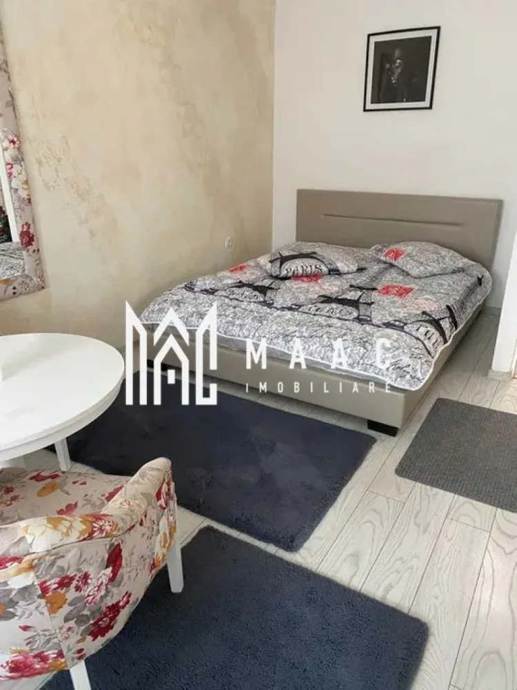 Garsoniera | Etaj 3 | 30 MP | Strand - MAAC Imobiliare vă propune spre închiriere o garsonieră practică și bine compartimentată, situată în zona Ștrand, la etajul 3 al unui imobil construit în perioada 1977–1990. Cu o suprafață utilă de 30 mp, oferă un spațiu eficient organizat, ideal pentru o persoană. Garsoniera este mobilată și utilată conform fotografiilor, fiind pregătită pentru mutare imediată. Aceasta dispune de toate electrocasnicele necesare unui trai confortabil, inclusiv aragaz, cuptor cu microunde, frigider și mașină de spălat rufe. Zona Ștrand este apreciată pentru accesul facil către punctele de interes ale orașului, magazine, mijloace de transport și zone de relaxare. Nu se accepta animale de companie in incinta. Se inchiriaza pe termen lung, minim 1 an si se percepe o garantie in cuantumul unei chirii lunare. Pentru mai multe detalii precizati telefonic ca ati vazut anuntul cu ID: CP2986128 }}