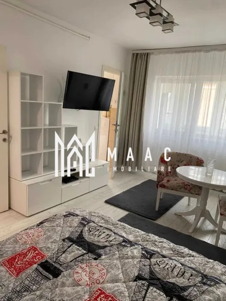 Garsoniera | Etaj 3 | 30 MP | Strand - MAAC Imobiliare vă propune spre închiriere o garsonieră practică și bine compartimentată, situată în zona Ștrand, la etajul 3 al unui imobil construit în perioada 1977–1990. Cu o suprafață utilă de 30 mp, oferă un spațiu eficient organizat, ideal pentru o persoană. Garsoniera este mobilată și utilată conform fotografiilor, fiind pregătită pentru mutare imediată. Aceasta dispune de toate electrocasnicele necesare unui trai confortabil, inclusiv aragaz, cuptor cu microunde, frigider și mașină de spălat rufe. Zona Ștrand este apreciată pentru accesul facil către punctele de interes ale orașului, magazine, mijloace de transport și zone de relaxare. Nu se accepta animale de companie in incinta. Se inchiriaza pe termen lung, minim 1 an si se percepe o garantie in cuantumul unei chirii lunare. Pentru mai multe detalii precizati telefonic ca ati vazut anuntul cu ID: CP2986128 }}