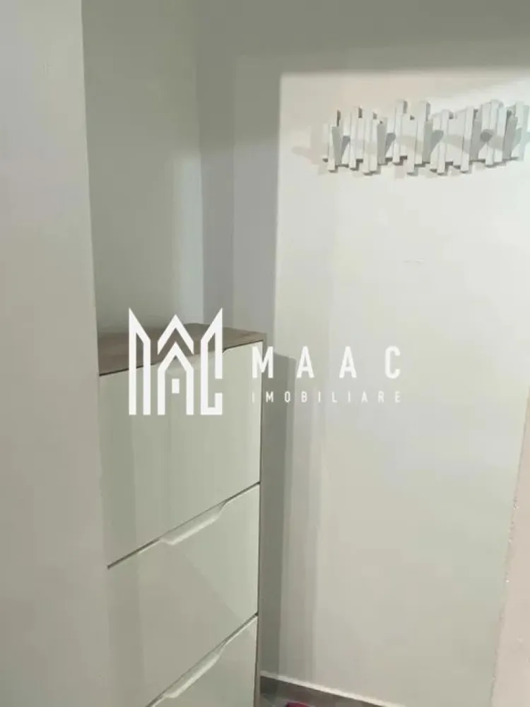 Garsoniera | Etaj 3 | 30 MP | Strand - MAAC Imobiliare vă propune spre închiriere o garsonieră practică și bine compartimentată, situată în zona Ștrand, la etajul 3 al unui imobil construit în perioada 1977–1990. Cu o suprafață utilă de 30 mp, oferă un spațiu eficient organizat, ideal pentru o persoană. Garsoniera este mobilată și utilată conform fotografiilor, fiind pregătită pentru mutare imediată. Aceasta dispune de toate electrocasnicele necesare unui trai confortabil, inclusiv aragaz, cuptor cu microunde, frigider și mașină de spălat rufe. Zona Ștrand este apreciată pentru accesul facil către punctele de interes ale orașului, magazine, mijloace de transport și zone de relaxare. Nu se accepta animale de companie in incinta. Se inchiriaza pe termen lung, minim 1 an si se percepe o garantie in cuantumul unei chirii lunare. Pentru mai multe detalii precizati telefonic ca ati vazut anuntul cu ID: CP2986128 }}