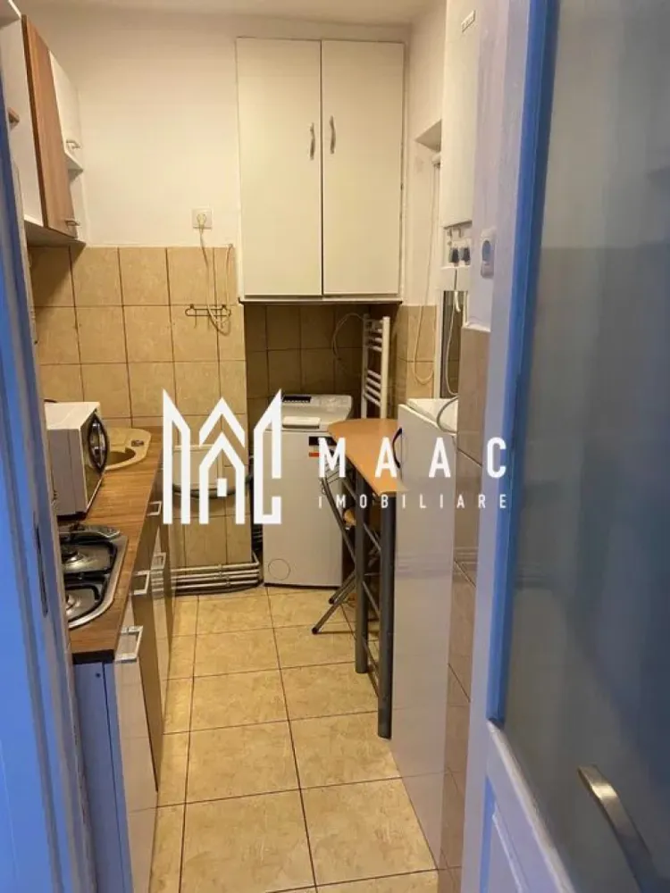 Garsoniera | Etaj 3 | 30 MP | Strand - MAAC Imobiliare vă propune spre închiriere o garsonieră practică și bine compartimentată, situată în zona Ștrand, la etajul 3 al unui imobil construit în perioada 1977–1990. Cu o suprafață utilă de 30 mp, oferă un spațiu eficient organizat, ideal pentru o persoană. Garsoniera este mobilată și utilată conform fotografiilor, fiind pregătită pentru mutare imediată. Aceasta dispune de toate electrocasnicele necesare unui trai confortabil, inclusiv aragaz, cuptor cu microunde, frigider și mașină de spălat rufe. Zona Ștrand este apreciată pentru accesul facil către punctele de interes ale orașului, magazine, mijloace de transport și zone de relaxare. Nu se accepta animale de companie in incinta. Se inchiriaza pe termen lung, minim 1 an si se percepe o garantie in cuantumul unei chirii lunare. Pentru mai multe detalii precizati telefonic ca ati vazut anuntul cu ID: CP2986128 }}