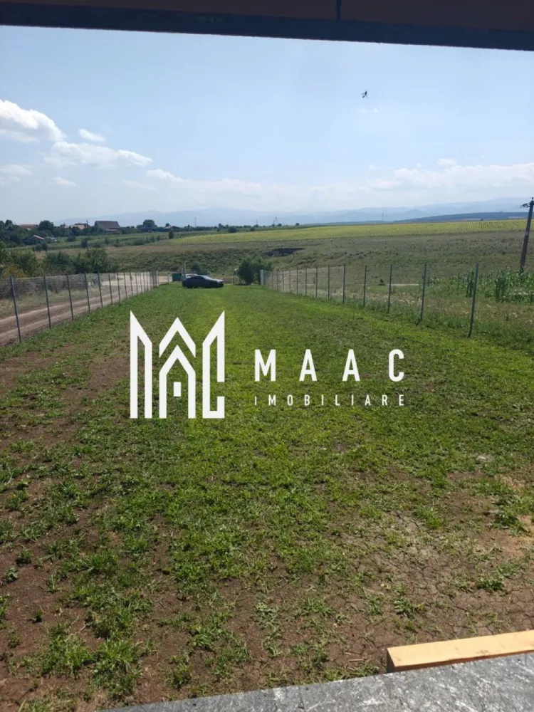 Teren Extravilan 800 mp I Front Stradal 60 m I Sura Mică I Sibiu - MAAC Imobiliare vă propune spre vânzare parcele de teren extravilan situate în Șura Mică, județul Sibiu, cu potențial ridicat de dezvoltare, fiecare parcelă având suprafața de 800 mp și deschidere la stradă de aproximativ 60 ml. Terenurile sunt cuprinse în PUG pentru trecerea în intravilan, ceea ce le transformă într-o oportunitate excelentă de investiție pe termen mediu și lung. Caracteristici teren – Șura Mică, jud. Sibiu Suprafață parcelă: 800 mp Front stradal: aprox. 60 ml Regim teren: extravilan Terenul este cuprins în PUG pentru trecerea în intravilan Acces facil la drum Zonă în plină dezvoltare Avantaje Aceste parcele de teren reprezintă o oportunitate atractivă pentru investiție, datorită poziționării într-o zonă în continuă dezvoltare și a faptului că sunt incluse în Planul Urbanistic General pentru viitoare introducere în intravilan. Suprafața generoasă și deschiderea mare la stradă permit multiple posibilități de dezvoltare, fie pentru construcția unei locuințe individuale, fie pentru proiecte rezidențiale viitoare. Potențial de dezvoltare Zona Șura Mică se află într-o expansiune urbană accelerată, fiind tot mai căutată datorită apropierii de Sibiu și a accesului facil către oraș. Odată cu trecerea terenului în intravilan, valoarea proprietății poate crește semnificativ, ceea ce face ca aceste parcele să fie potrivite atât pentru construcție, cât și pentru investiție. Pentru mai multe detalii sau pentru a programa o vizionare, nu ezitați să ne contactați. Menționați ID-ul anunțului: CP2915504. }}