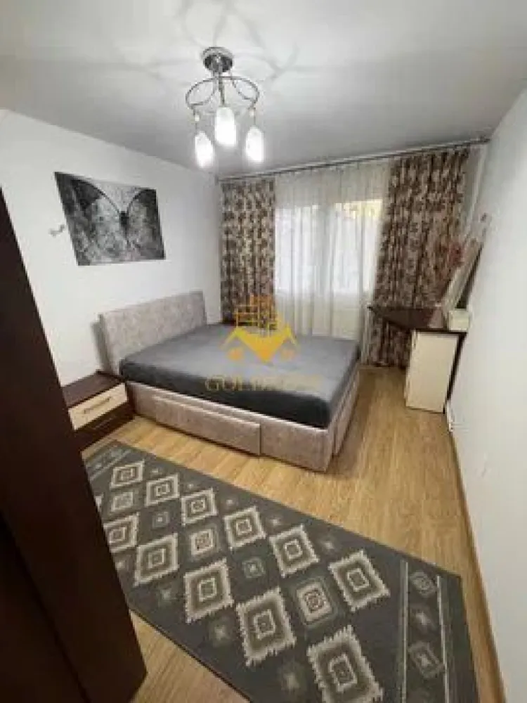 3 camere semidecomandate, Parcare, Manastur, Casa Piratilor, Minerva - GOLDNESS Imobiliare vă propune spre închiriere un apartament cu 3 camere open-space complet mobilat și utilat, la etajul 2 într-un imobil de 4 etaje, în Cartierul Manastur. Dispune de loc de parcare! Se află în apropierea stațiilor de transport în comun, magazine, restaurante, spații verzi, farmacii, etc. Apartamentul este compartimentat astfel: - 2 dormitoare cu pat matrimonial, dressing, noptiere - living cu o canapea, loc de servit masa - bucatarie open-space complet utilată și mobilată - baie cu cabina de dus, calorifer port prosop și dulap pentru depozitare. - balcon de 10 mp. Imobilul este dotat cu toate cele necesare- centrală proprie, frigider, aragaz, hotă, mașină de spălat haine, etc. Dacă sunteți interesați de acest apartament și doriți să îl vizionați, dar și pentru alte oferte nu ezitați să ne contactați telefonic sau prin e-mail. Vă stăm la dispoziție! Pentru intermediere se percepe un comision de 50% din prețul chiriei! }}