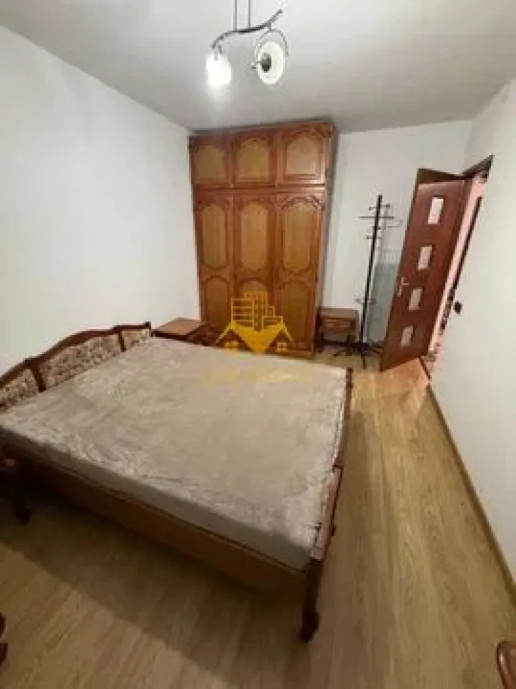 3 camere semidecomandate, Parcare, Manastur, Casa Piratilor, Minerva - GOLDNESS Imobiliare vă propune spre închiriere un apartament cu 3 camere open-space complet mobilat și utilat, la etajul 2 într-un imobil de 4 etaje, în Cartierul Manastur. Dispune de loc de parcare! Se află în apropierea stațiilor de transport în comun, magazine, restaurante, spații verzi, farmacii, etc. Apartamentul este compartimentat astfel: - 2 dormitoare cu pat matrimonial, dressing, noptiere - living cu o canapea, loc de servit masa - bucatarie open-space complet utilată și mobilată - baie cu cabina de dus, calorifer port prosop și dulap pentru depozitare. - balcon de 10 mp. Imobilul este dotat cu toate cele necesare- centrală proprie, frigider, aragaz, hotă, mașină de spălat haine, etc. Dacă sunteți interesați de acest apartament și doriți să îl vizionați, dar și pentru alte oferte nu ezitați să ne contactați telefonic sau prin e-mail. Vă stăm la dispoziție! Pentru intermediere se percepe un comision de 50% din prețul chiriei! }}