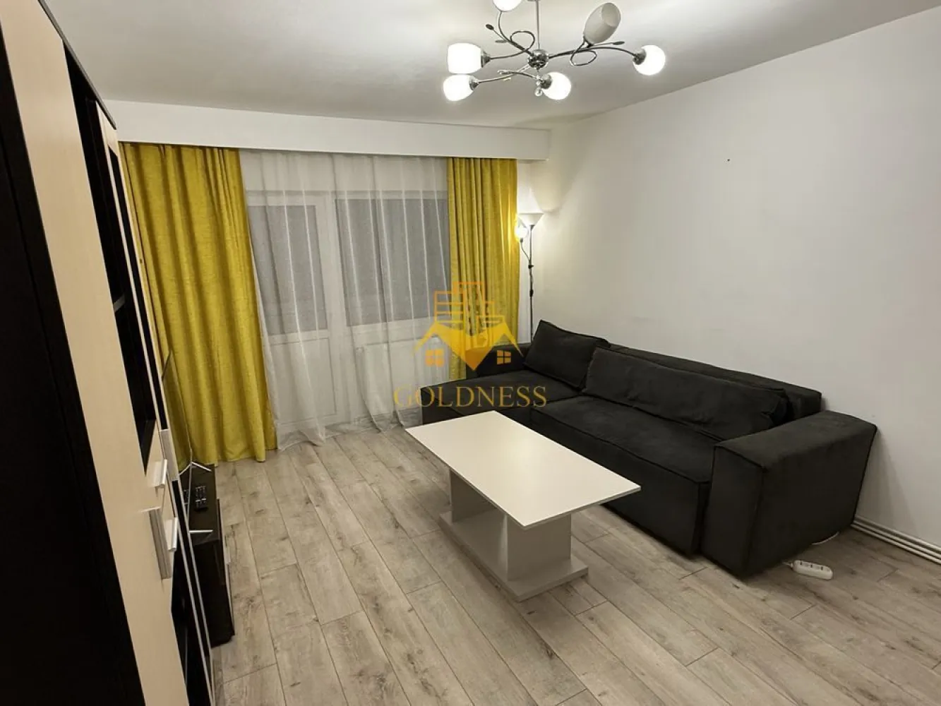 2 camere, Cartierul Intre Lacuri, Zona Iulius Mall, FSEGA, Auchan - GOLDNESS Imobiliare vă propune spre închiriere un apartament cu 2 camere complet mobilat și utilat, la etajul 3 într-un imobil de 4 etaje, în Cartierul Intre Lacuri. Posibilitate parcare la liber în zona. Se află în apropierea stațiilor de transport în comun, magazine, restaurante, spații verzi, farmacii, etc. Apartamentul este compartimentat astfel: - dormitor cu pat matrimonial, dressing, noptiere - living cu bucatarie open space complet utilată și mobilată, canapea extensibilă, loc de servit masa - baie cu dus walkin, calorifer port prosop și dulap pentru depozitare. - 2 balcoane. Imobilul este dotat cu toate cele necesare- centrală proprie, frigider, aragaz, hotă, mașină de spălat haine, mașina de spălat vase, etc. Dacă sunteți interesați de acest apartament și doriți să îl vizionați, dar și pentru alte oferte nu ezitați să ne contactați telefonic sau prin e-mail. Vă stăm la dispoziție! Pentru intermediere se percepe un comision de 50% din prețul chiriei! }}