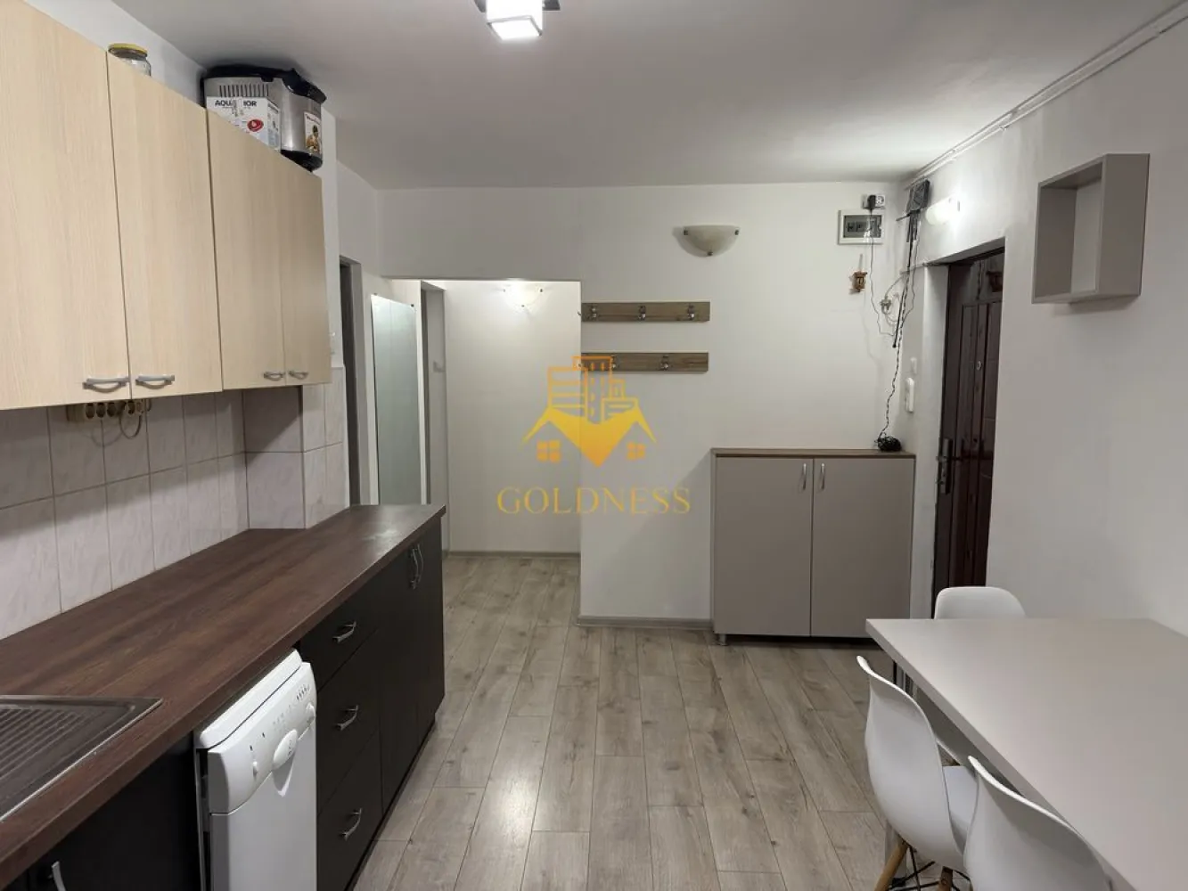 2 camere, Cartierul Intre Lacuri, Zona Iulius Mall, FSEGA, Auchan - GOLDNESS Imobiliare vă propune spre închiriere un apartament cu 2 camere complet mobilat și utilat, la etajul 3 într-un imobil de 4 etaje, în Cartierul Intre Lacuri. Posibilitate parcare la liber în zona. Se află în apropierea stațiilor de transport în comun, magazine, restaurante, spații verzi, farmacii, etc. Apartamentul este compartimentat astfel: - dormitor cu pat matrimonial, dressing, noptiere - living cu bucatarie open space complet utilată și mobilată, canapea extensibilă, loc de servit masa - baie cu dus walkin, calorifer port prosop și dulap pentru depozitare. - 2 balcoane. Imobilul este dotat cu toate cele necesare- centrală proprie, frigider, aragaz, hotă, mașină de spălat haine, mașina de spălat vase, etc. Dacă sunteți interesați de acest apartament și doriți să îl vizionați, dar și pentru alte oferte nu ezitați să ne contactați telefonic sau prin e-mail. Vă stăm la dispoziție! Pentru intermediere se percepe un comision de 50% din prețul chiriei! }}