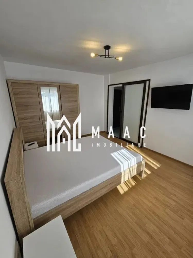 Apartament 2 camere | Decomandat | Balcon | Renovat | Mihai Viteazu - MAAC Imobiliare vă propune spre închiriere un apartament cu 2 camere decomandate, situat pe Bulevardul Mihai Viteazu. Locuința are o suprafață utilă de 54 mp și este amplasată la etajul 4 din 8 al unui imobil dotat cu lift. Apartamentul a fost recent renovat și se închiriază complet mobilat și utilat, beneficiind de mobilier și electrocasnice noi, oferind un confort sporit viitorilor chiriași. Zona oferă acces rapid către numeroase puncte de interes, precum Shopping City Sibiu, piață, facultăți, săli de fitness, stații de autobuz, iar Parcul Sub Arini și centrul orașului se află la doar câteva minute distanță. În apropiere există posibilități de parcare publică gratuită, precum și opțiuni de parcare acoperită, supravegheată, cu stație de încărcare pentru mașini electrice (contra cost). Se percepe o garanție in cuantumul a unei chirii lunare. Pentru mai multe detalii precizati telefonic ca ati vazut anuntul cu ID:CP2986359 }}