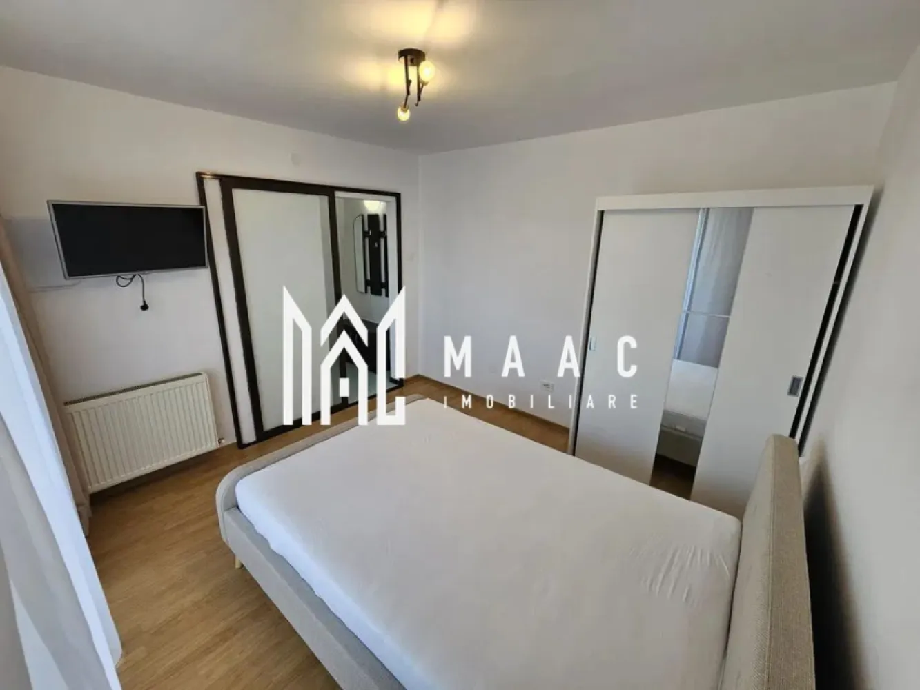 Apartament 2 camere | Decomandat | Balcon | Renovat | Mihai Viteazu - MAAC Imobiliare vă propune spre închiriere un apartament cu 2 camere decomandate, situat pe Bulevardul Mihai Viteazu. Locuința are o suprafață utilă de 54 mp și este amplasată la etajul 4 din 8 al unui imobil dotat cu lift. Apartamentul a fost recent renovat și se închiriază complet mobilat și utilat, beneficiind de mobilier și electrocasnice noi, oferind un confort sporit viitorilor chiriași. Zona oferă acces rapid către numeroase puncte de interes, precum Shopping City Sibiu, piață, facultăți, săli de fitness, stații de autobuz, iar Parcul Sub Arini și centrul orașului se află la doar câteva minute distanță. În apropiere există posibilități de parcare publică gratuită, precum și opțiuni de parcare acoperită, supravegheată, cu stație de încărcare pentru mașini electrice (contra cost). Se percepe o garanție in cuantumul a unei chirii lunare. Pentru mai multe detalii precizati telefonic ca ati vazut anuntul cu ID:CP2986359 }}
