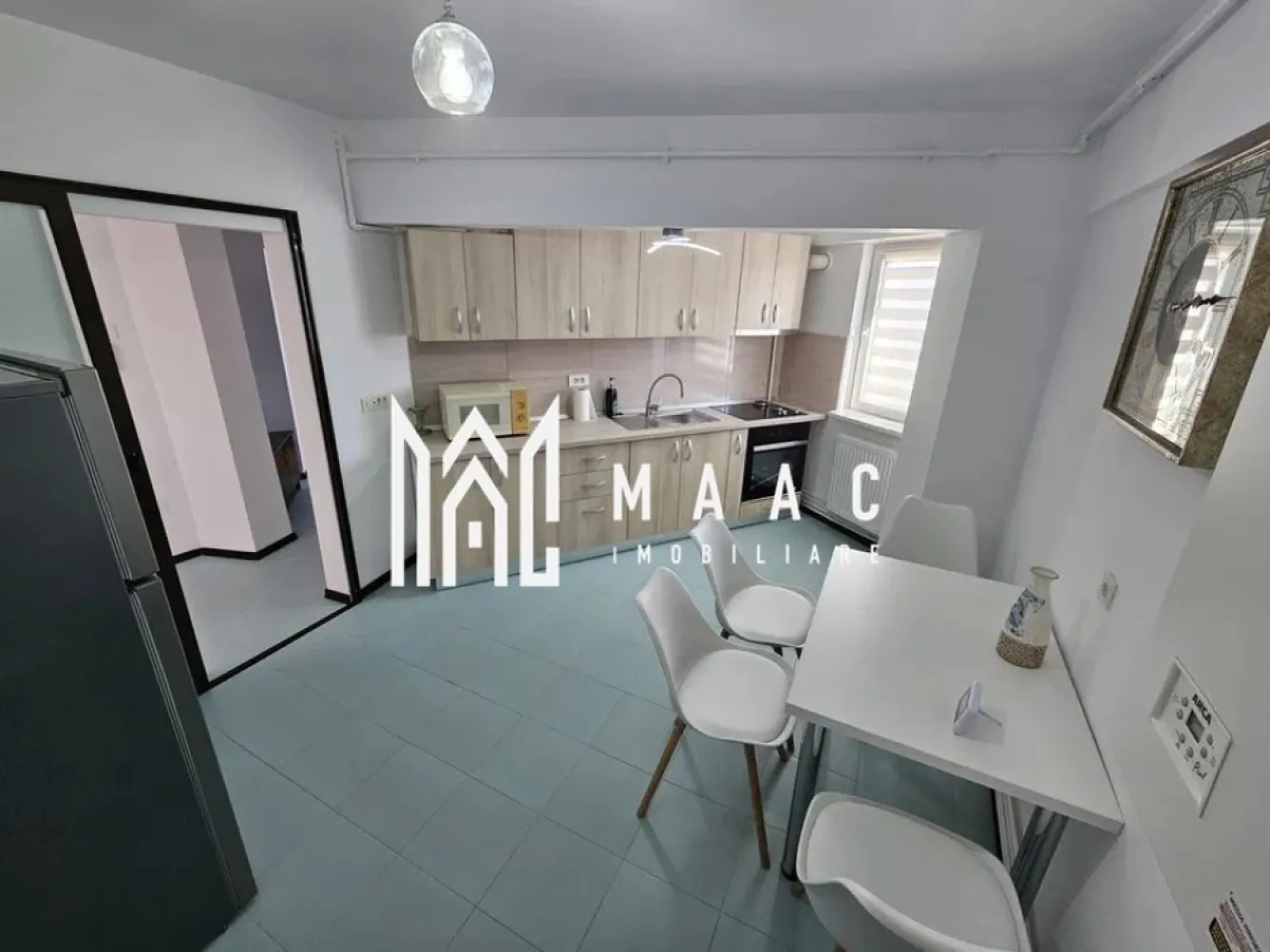 Apartament 2 camere | Decomandat | Balcon | Renovat | Mihai Viteazu - MAAC Imobiliare vă propune spre închiriere un apartament cu 2 camere decomandate, situat pe Bulevardul Mihai Viteazu. Locuința are o suprafață utilă de 54 mp și este amplasată la etajul 4 din 8 al unui imobil dotat cu lift. Apartamentul a fost recent renovat și se închiriază complet mobilat și utilat, beneficiind de mobilier și electrocasnice noi, oferind un confort sporit viitorilor chiriași. Zona oferă acces rapid către numeroase puncte de interes, precum Shopping City Sibiu, piață, facultăți, săli de fitness, stații de autobuz, iar Parcul Sub Arini și centrul orașului se află la doar câteva minute distanță. În apropiere există posibilități de parcare publică gratuită, precum și opțiuni de parcare acoperită, supravegheată, cu stație de încărcare pentru mașini electrice (contra cost). Se percepe o garanție in cuantumul a unei chirii lunare. Pentru mai multe detalii precizati telefonic ca ati vazut anuntul cu ID:CP2986359 }}