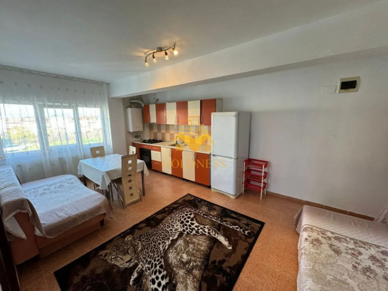 2 camere, modern,parcare,Calea Turzii zona Leroy Merlin, Petrom, Skoda - GOLDNESS Imobiliare vă propune spre închiriere un apartament cu 2 camere complet mobilat și utilat, la etajul 1 într-un imobil de 6 etaje, în cartierul Calea Turzii. Apartamentul este compartimentat astfel: - dormitor cu pat matrimonial, dressing, noptiere - living cu bucatarie open-space complet utilată, canapea extensibilă, loc de servit masa - baie cu cada, calorifer port prosop inox și dulap pentru depozitare. Imobilul este dotat cu toate cele necesare- centrală proprie, mașină de spălat haine, frigider, plită electrică, hotă, etc. Se află în apropierea stațiilor de transport în comun, magazine, restaurante, spații verzi, farmacii, etc. Dispune de parcare ! Dacă sunteți interesați de acest apartament și doriți să îl vizionați, dar și pentru alte oferte sau detalii nu ezitați să ne contactați telefonic sau prin e-mail. Vă stăm la dispoziție! }}