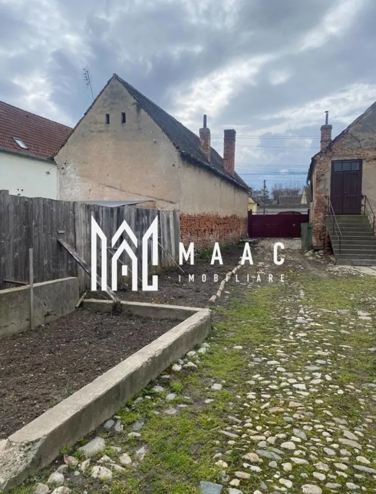 Teren intravilan I 2120 mp I Casă demolabilă I Șura Mică - De vânzare teren intravilan, amplasat în zona centrală a localității Șura Mică, județul Sibiu. Caracteristici: - Suprafață totală: 2120 mp - Formă dreptunghiulară - Front stradal: 11 m - Lungime: 190 m Poziționat în vatra veche a satului, la DN. Pe teren există câteva construcții propuse pentru demolare. Documentația este în curs de procesare; demolarea poate fi realizată fie de actualul proprietar, fie de cumpărător, cu toate actele necesare. Utilități: terenul este racordat la rețelele de utilități. Pentru detalii sau vizionare, contactați MAAC Imobiliare, menționând ID: CP2824391. }}