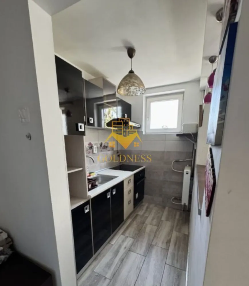 2 camere semidecomandate, Gheorgheni, Zona Alverna, Home Garden - GOLDNESS Imobiliare vă propune spre închiriere un apartament cu 2camere semidecomandate complet mobilat și utilat, la etajul 4 într-un imobil de 4 etaje, în Cartierul Gheorgheni, Zona Alverna. Posibilitate de parcare in zona la liber! Se află în apropierea stațiilor de transport în comun, magazine, restaurante, spații verzi, farmacii, etc. Apartamentul este compartimentat astfel: - dormitor cu pat matrimonial, dressing, noptiere - living cu o canapea extensibilă, comoda TV, - bucatarie open space complet utilată și mobilată, loc de servit masa - baie cu dus, calorifer port prosop și dulap pentru depozitare. Imobilul este dotat cu toate cele necesare- centrală proprie, frigider, aragaz, hotă, mașină de spălat haine, etc. Dacă sunteți interesați de acest apartament și doriți să îl vizionați, dar și pentru alte oferte nu ezitați să ne contactați telefonic sau prin e-mail. Vă stăm la dispoziție! Pentru intermediere se percepe un comision de 50% din prețul chiriei! }}